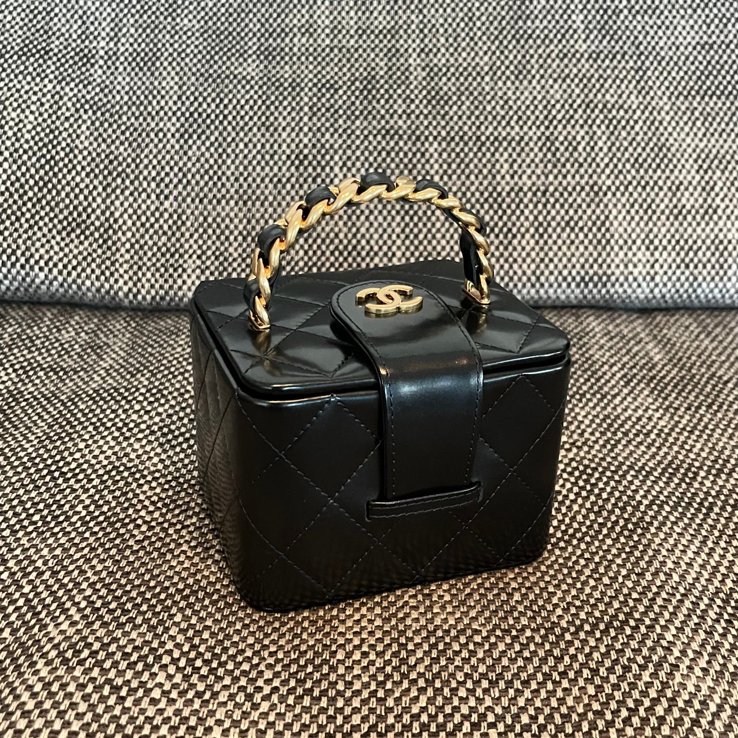 25C Small Quilted Lambskin Vanity Case in Black - Mocuir