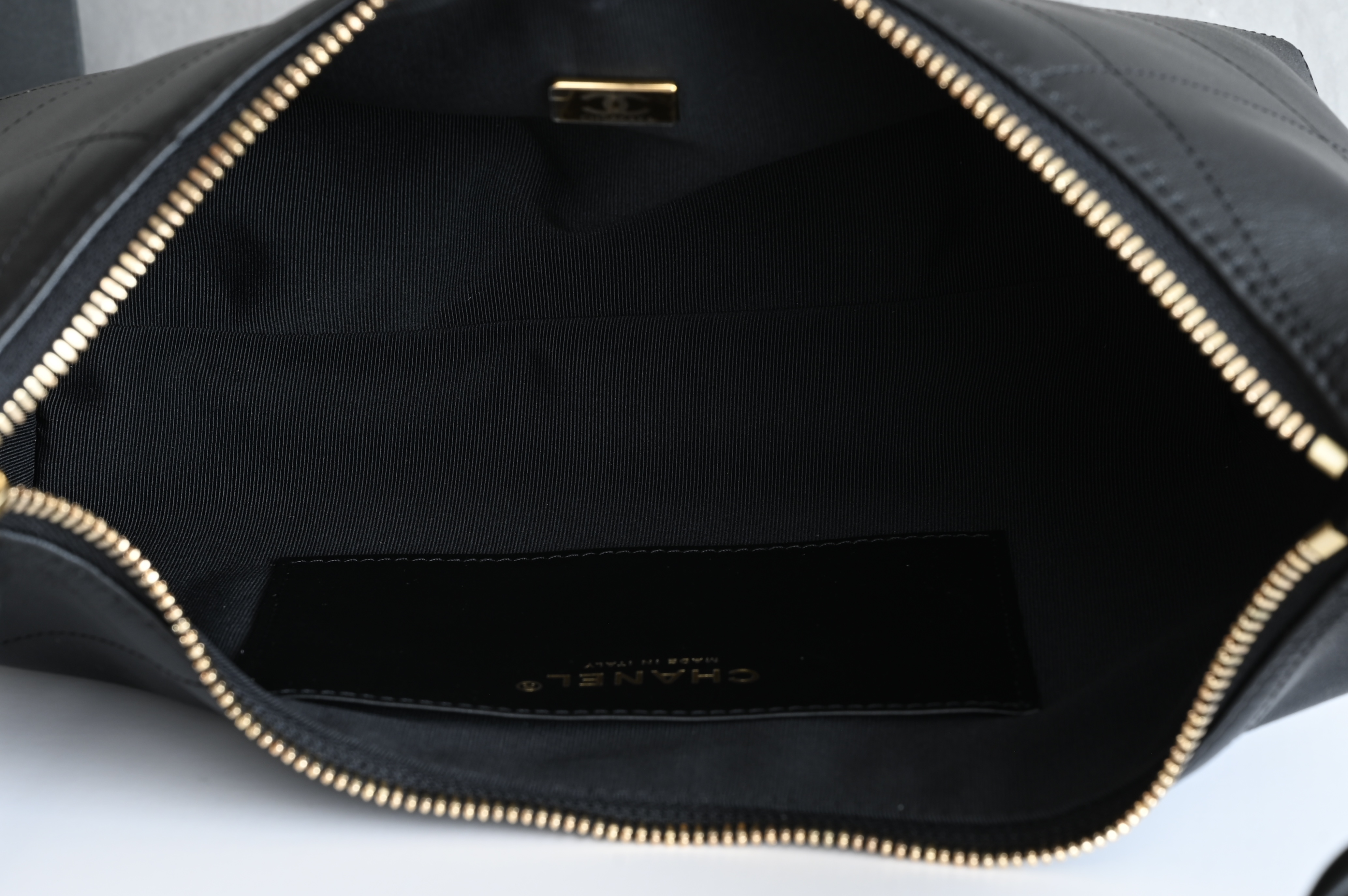 25K Hobo Bag in Black Shiny Calfskin with Gold-Tone Hardware (AS5311) - Mocuir