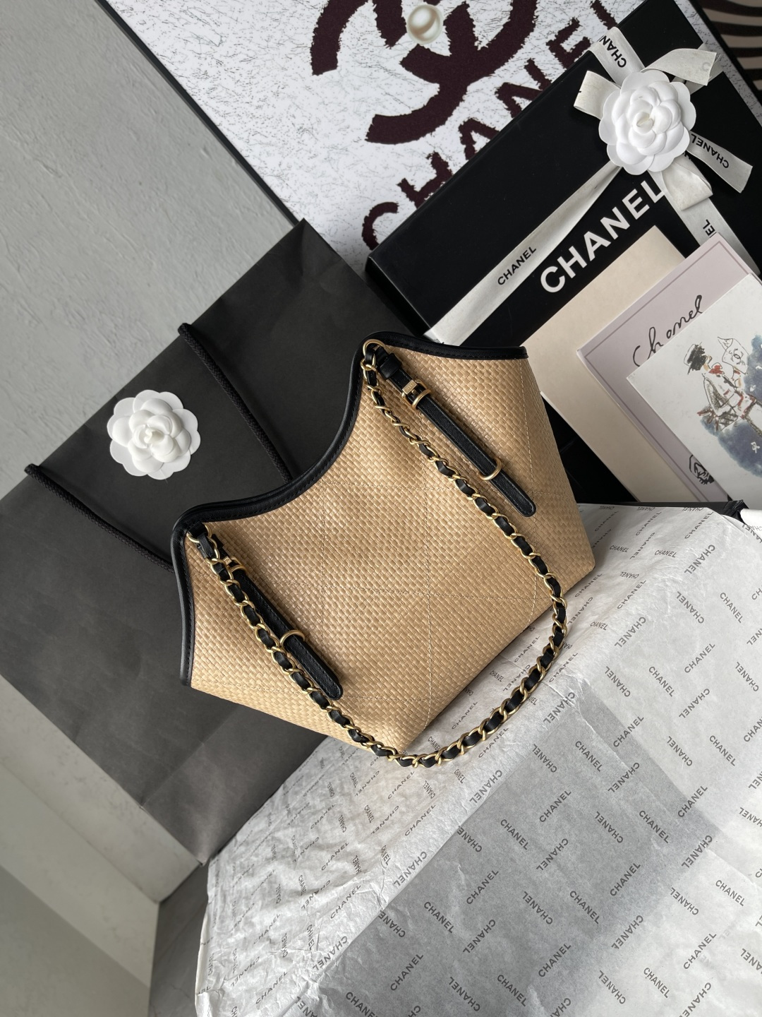 25C Beige Woven Straw Small Tote Handbag with Black Calfskin Trim and Gold-Tone Hardware - Mocuir