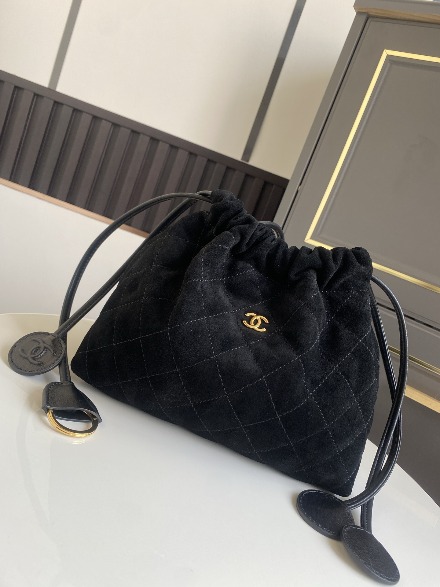 Quilted Suede Calfskin Drawstring Bag（Black） - Mocuir