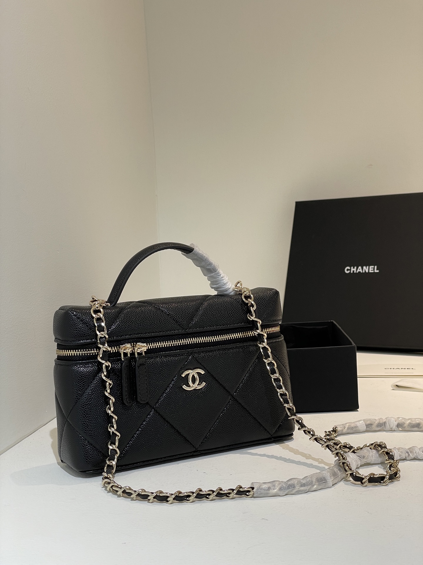 Black Quilted Caviar Calfskin Vanity Case with Top Handle and Gold-Tone Chain Strap - Mocuir