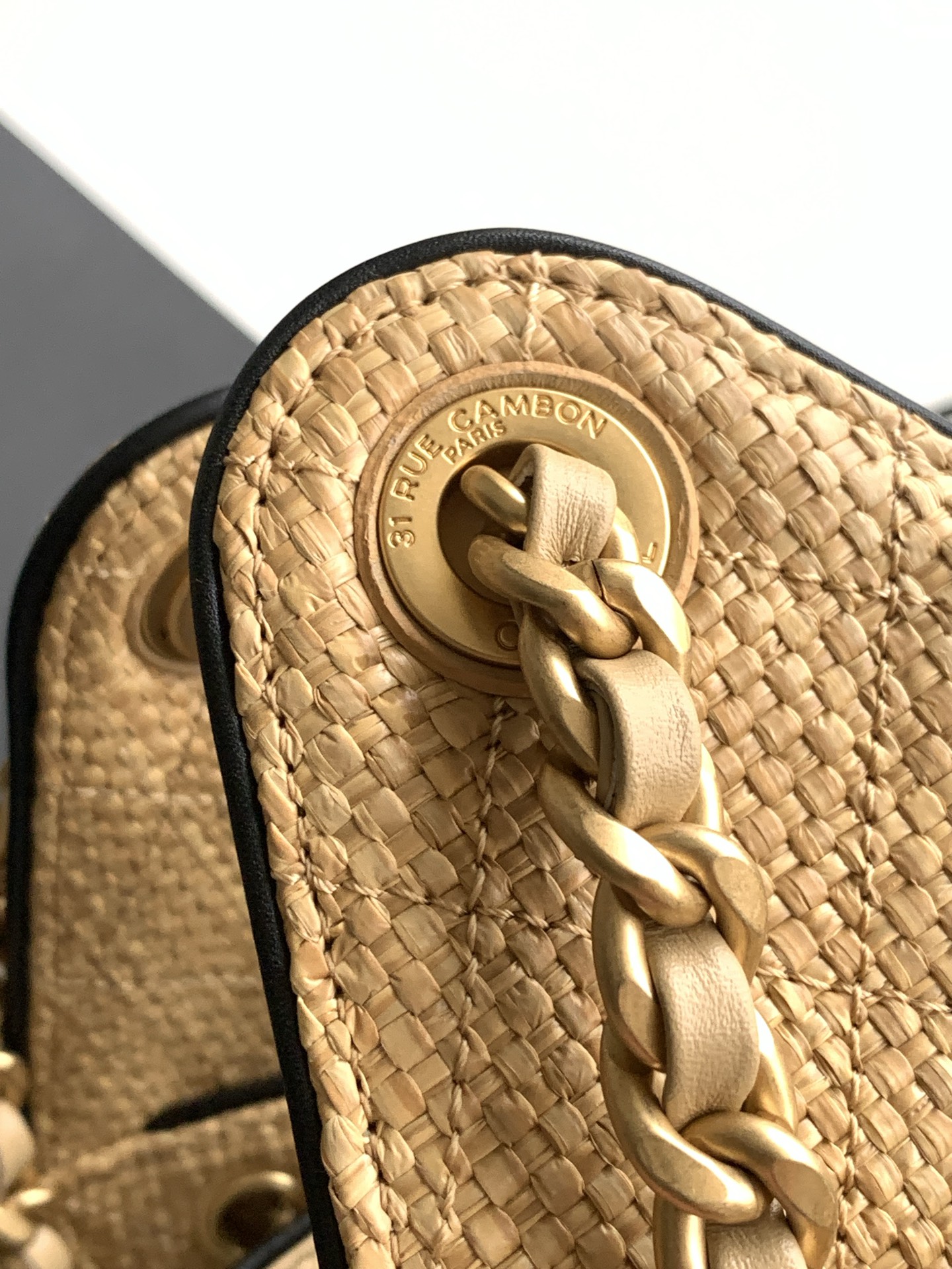 Small 25 Hobo Bag in Beige Braided Raffia (26C Cruise Collection) - Mocuir