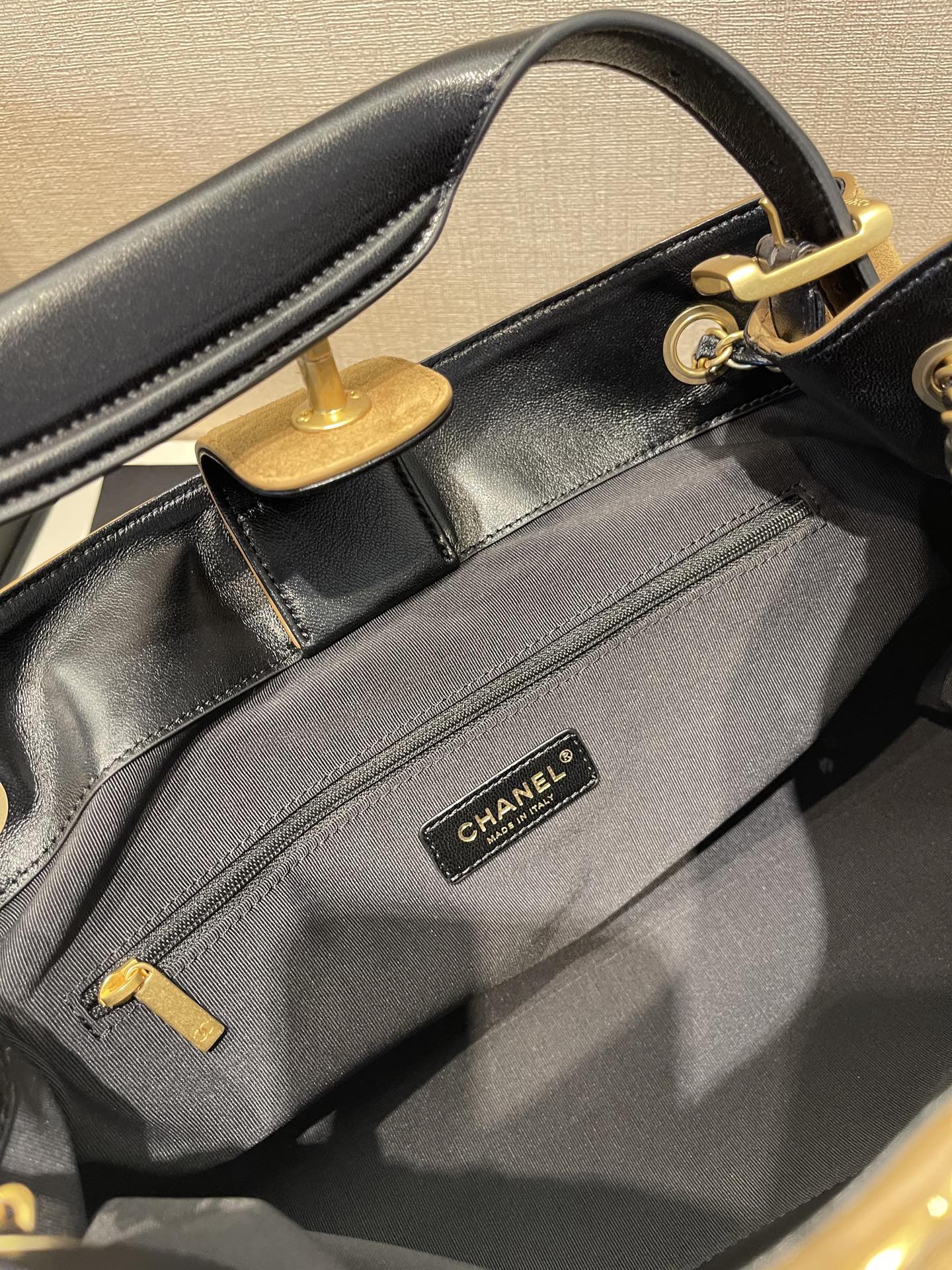 Small Tote (AS5634B) in Beige & Black Suede Calfskin with Shiny Lambskin & Gold-Tone Hardware, 2024/25 Métiers d’art Collection - Mocuir