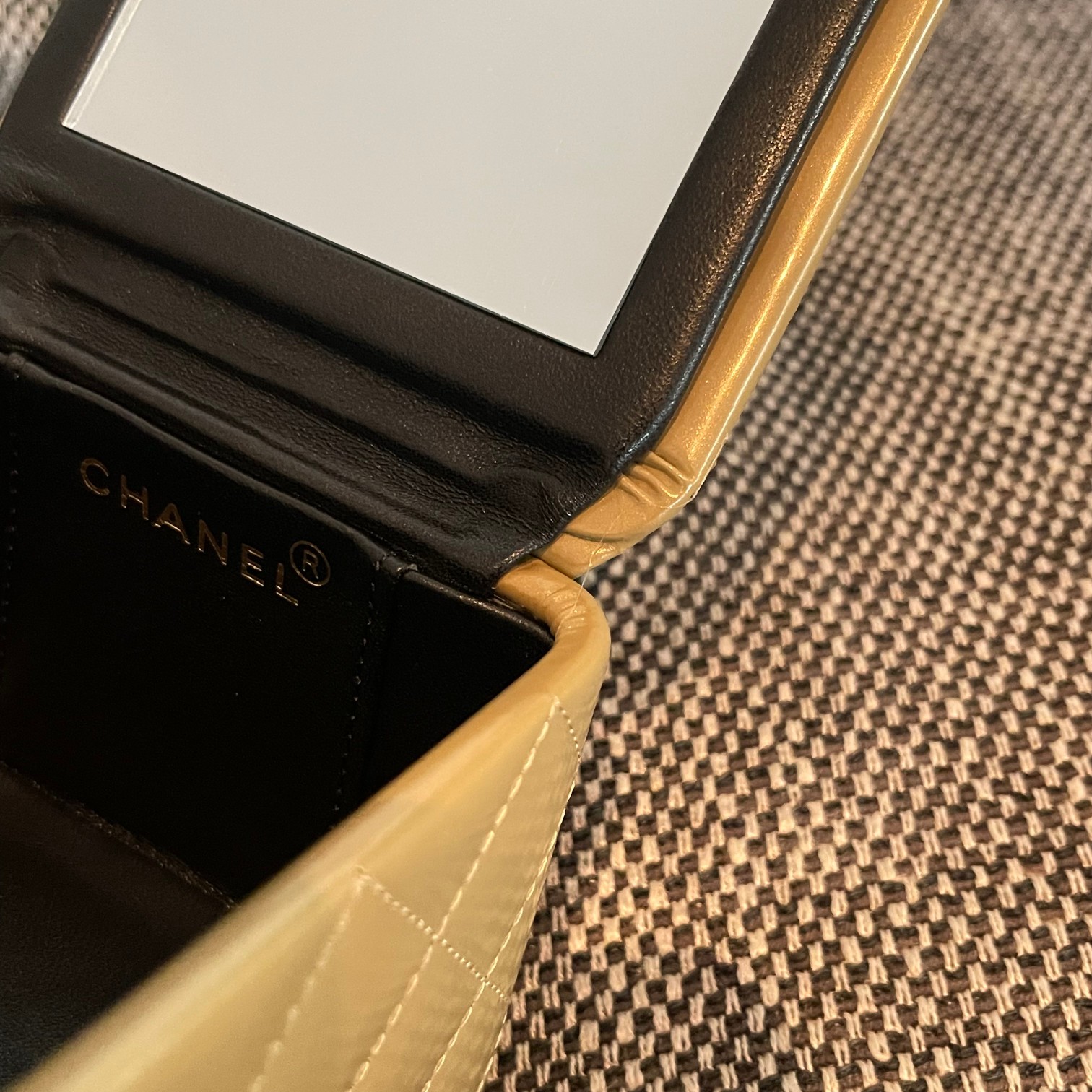 25C Small Vanity Case in Gold Patent Leather - Mocuir