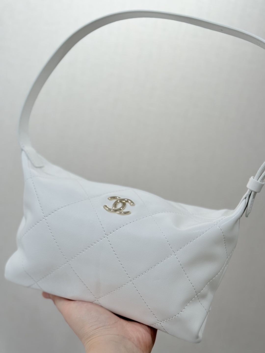 26P Hobo Shoulder Bag in White Quilted Lambskin with Light Gold-Tone Hardware - Mocuir