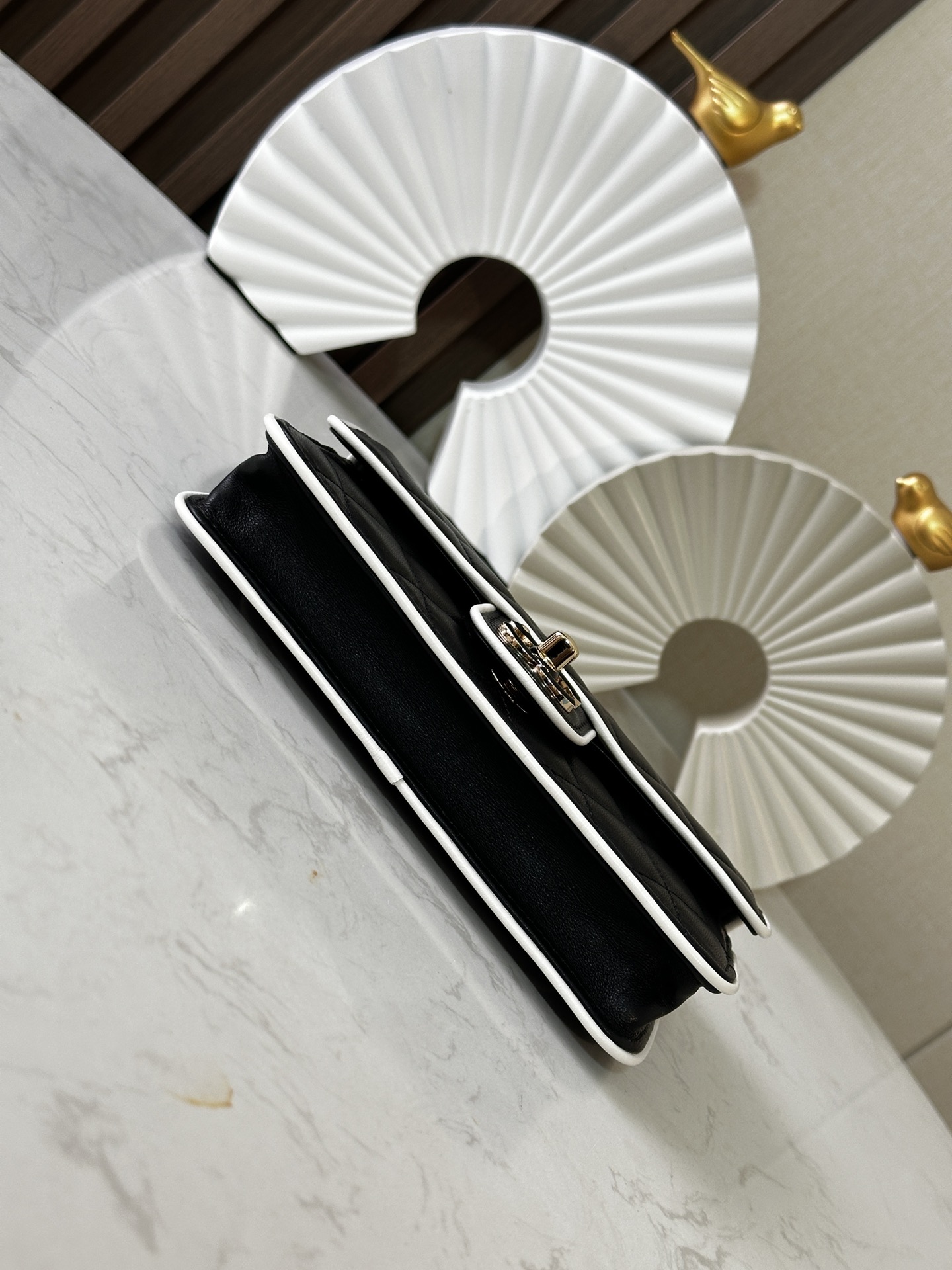 25P Mini Classic Flap with White Edge Piping - Mocuir