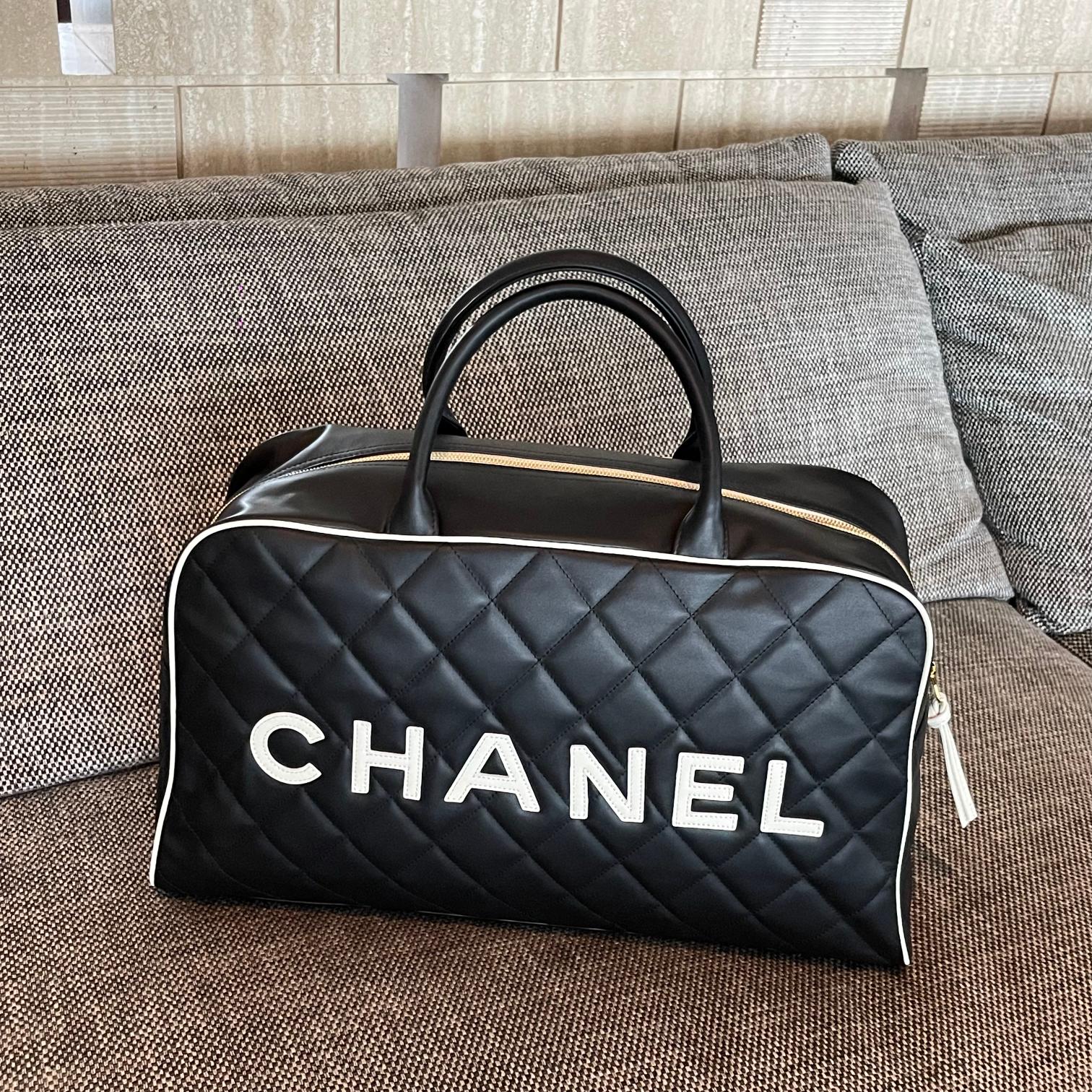 Vintage Black Quilted Calfskin Boston Handbag with White Trim and Chanel Logo Appliqué - Mocuir