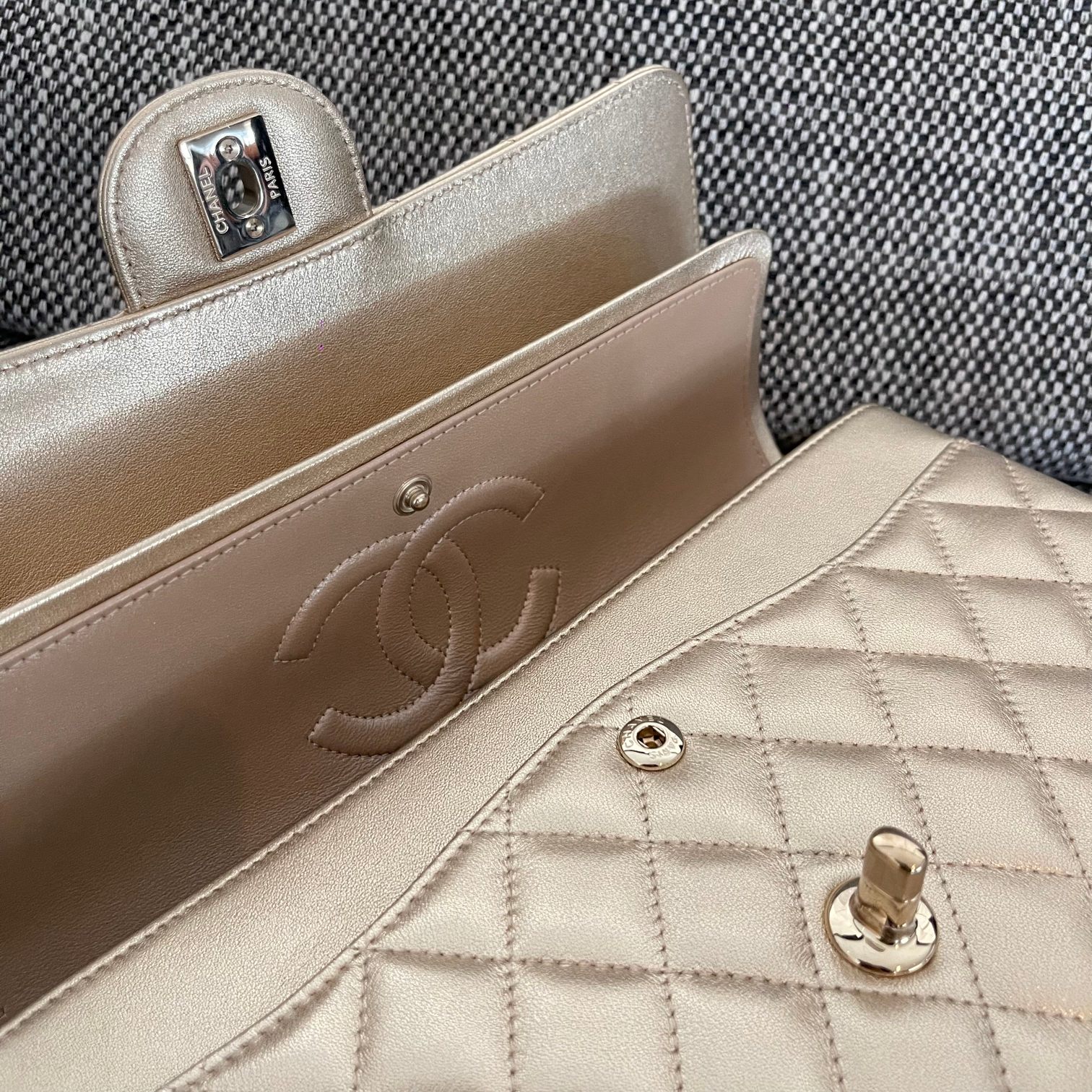 Classic Flap Quilted Metallic Lambskin Shoulder Bag in Gold (Gold Hardware) - Mocuir