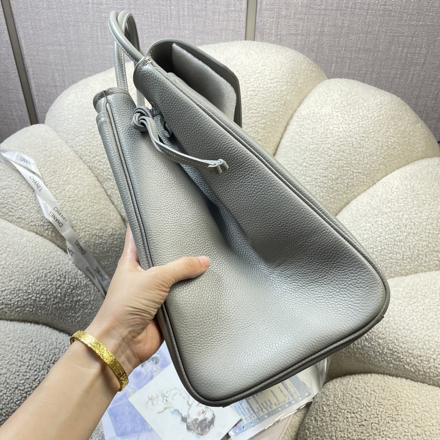 26S Cruise Large Tote Handbag in Light Grey Caviar Leather with Gold-Tone Hardware - Mocuir