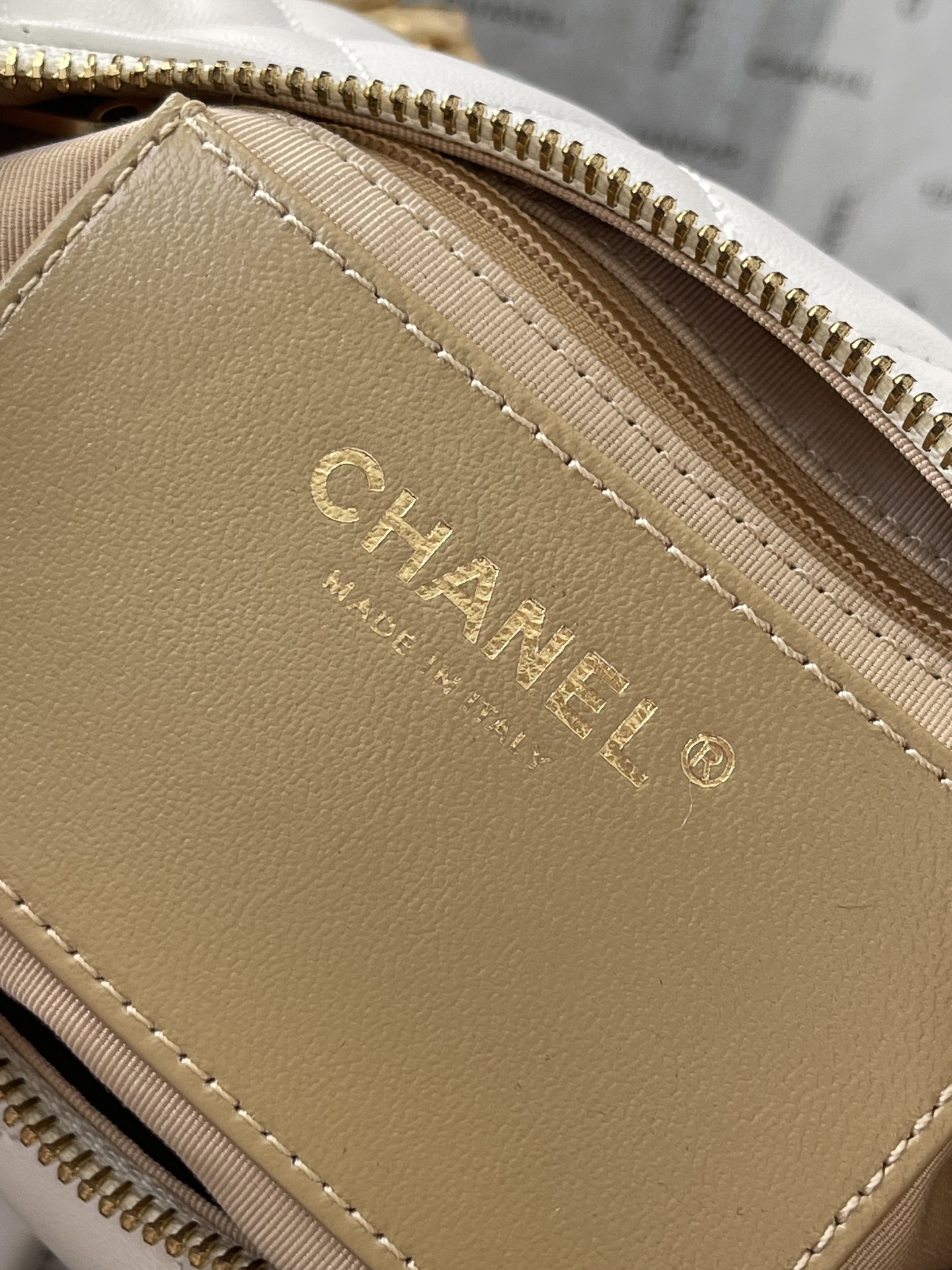 25C Multi-Pocket Hobo Bag in White Quilted Lambskin with Gold-Tone Hardware - Mocuir