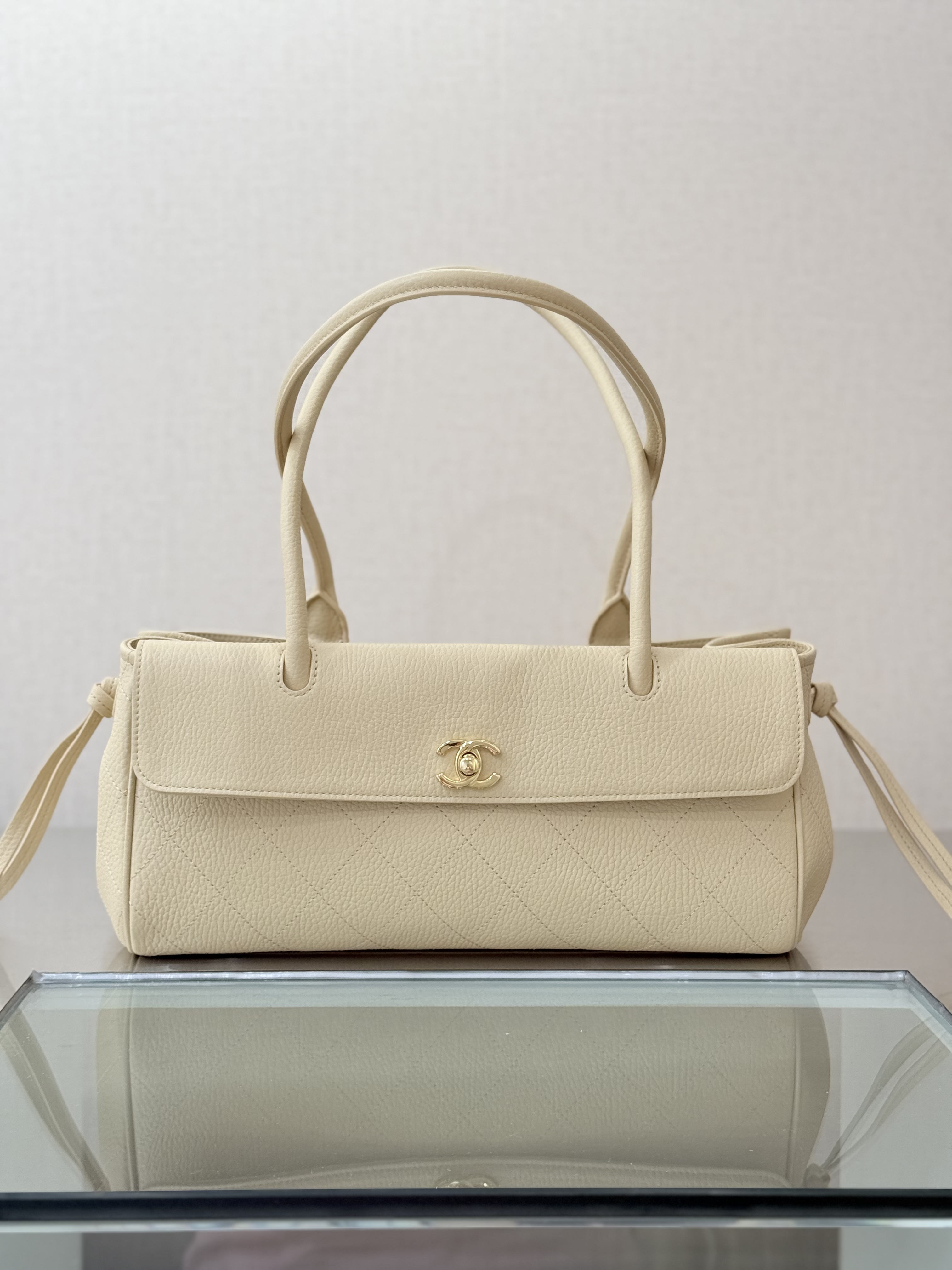 26P Cruise Preppy Coco Bowling Bag in Beige Caviar Leather with Gold-Tone Hardware - Mocuir