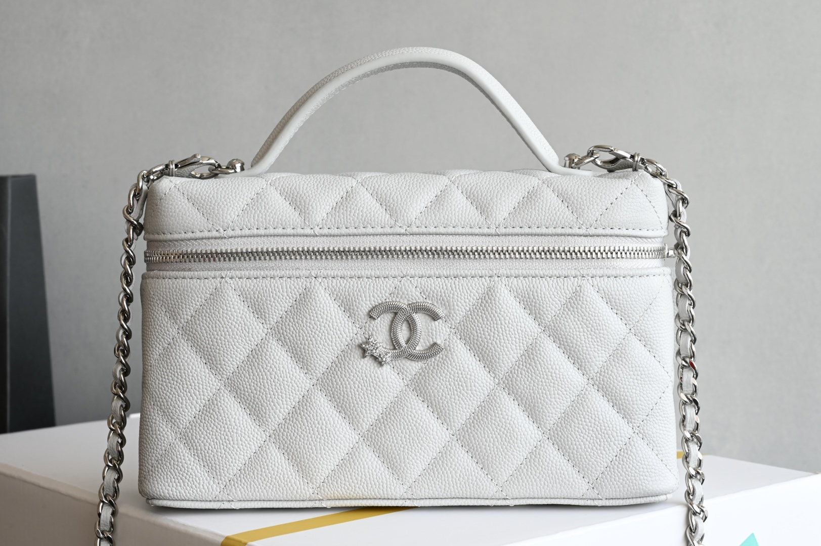 Small Vanity Case (LP Lunch Box Bag) in White Quilted Caviar Calfskin with Silver-Tone Hardware & Star Detail (25C Collection) - Mocuir
