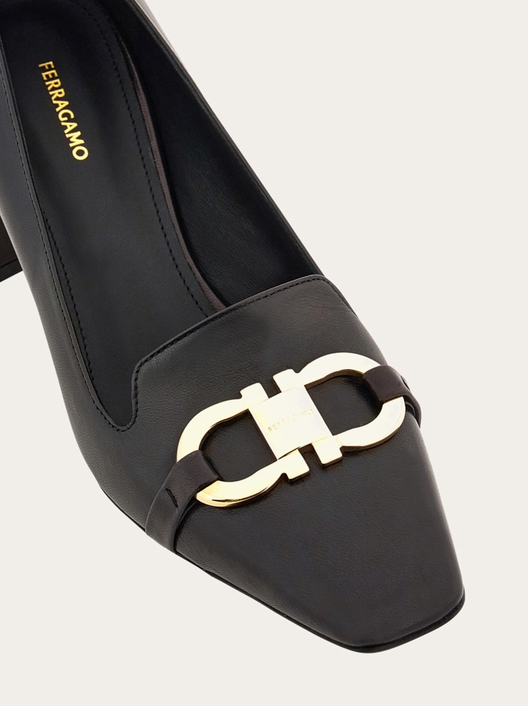 Pump with Gancini ornament