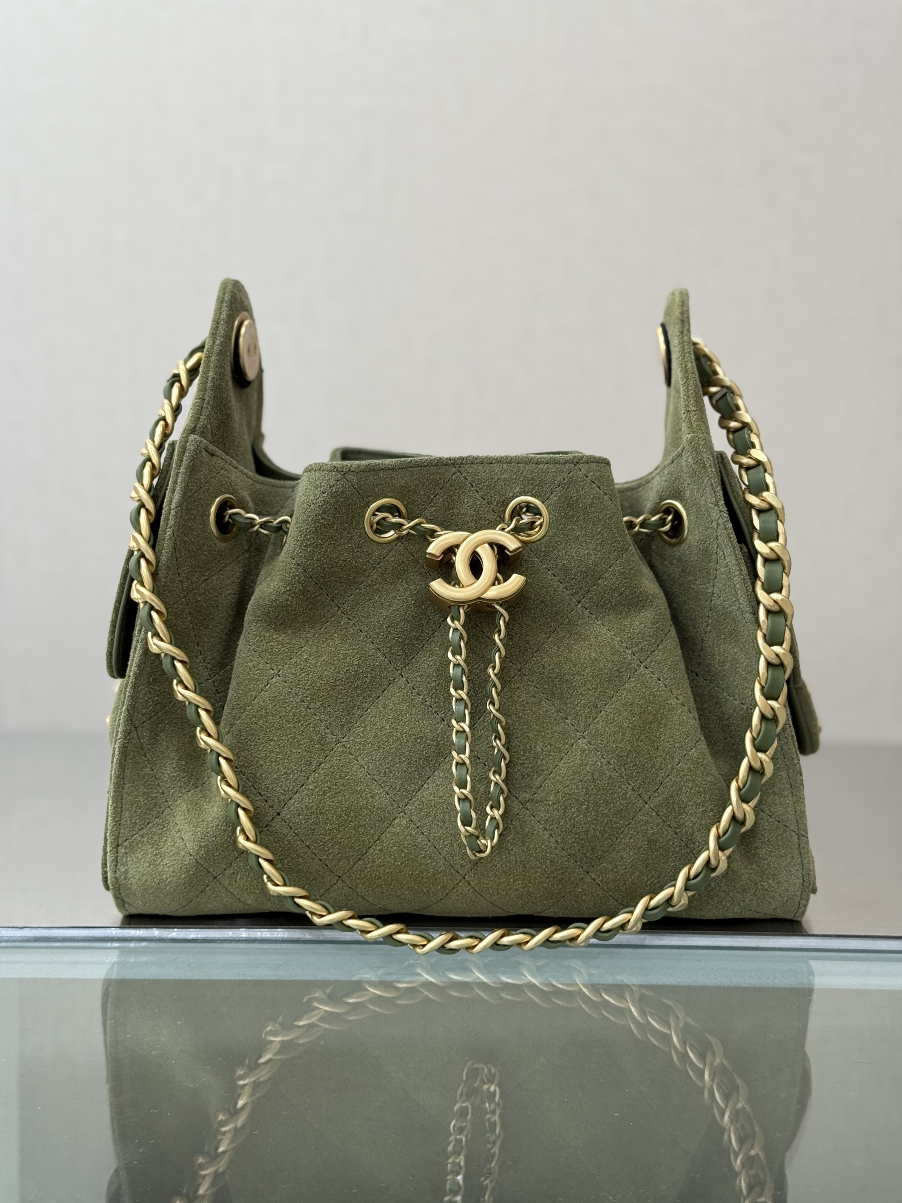 Spring-Summer 2025 Olive Green Quilted Suede Calfskin Drawstring Bucket Bag with Gold-Tone Hardware - Mocuir