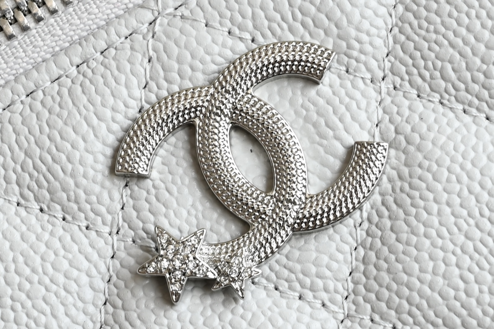 Small Vanity Case (LP Lunch Box Bag) in White Quilted Caviar Calfskin with Silver-Tone Hardware & Star Detail (25C Collection) - Mocuir