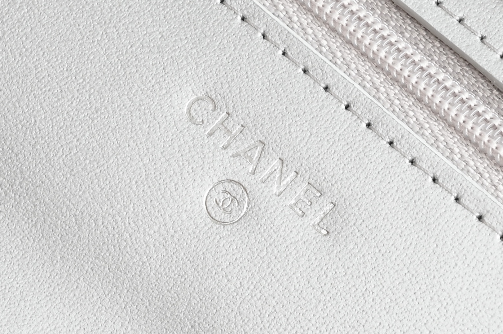 Classic Wallet On Chain (WOC) in Metallic Silver Grained Calfskin with Silver-Tone Hardware - Mocuir