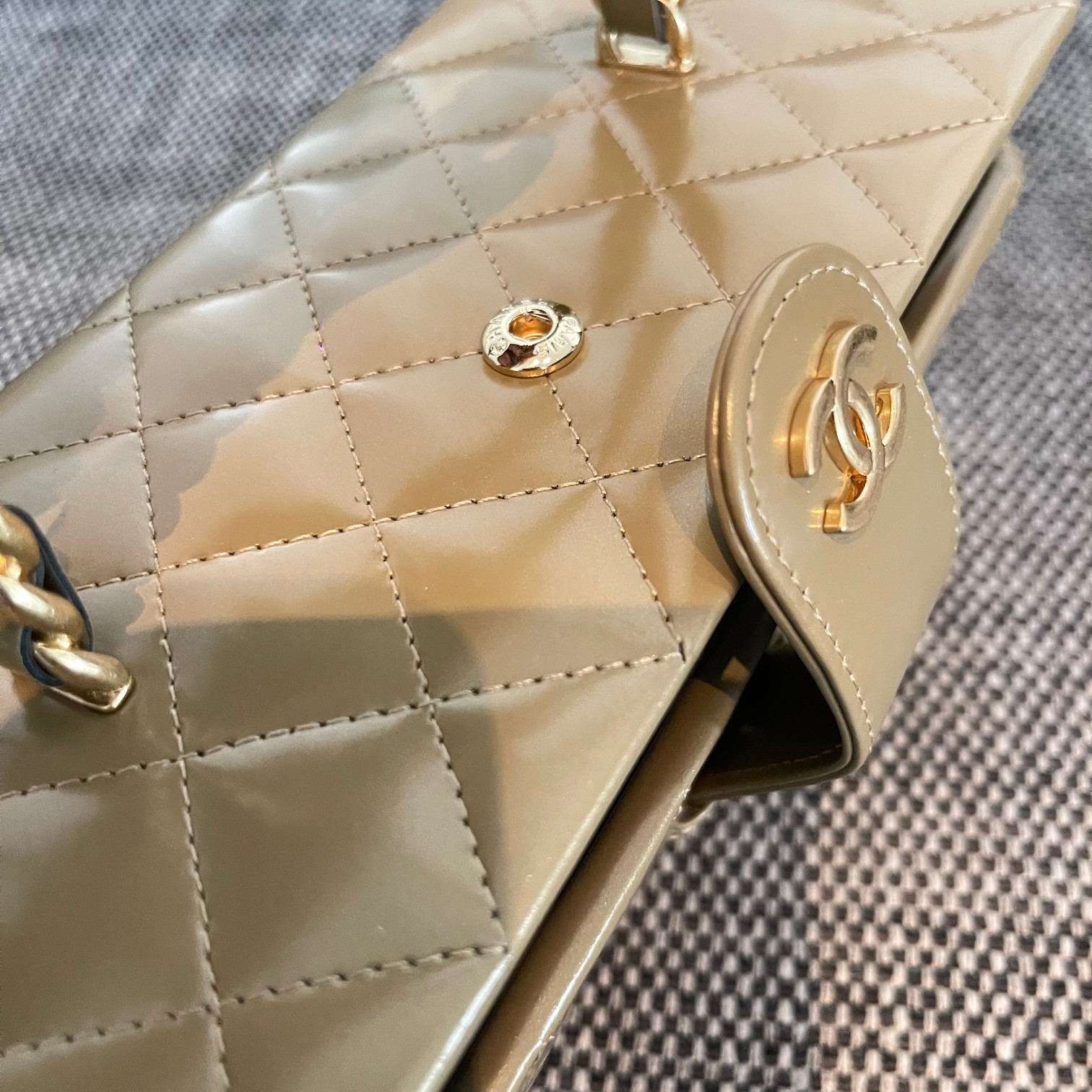 25C Long Quilted Patent Leather Vanity Case in Beige - Mocuir