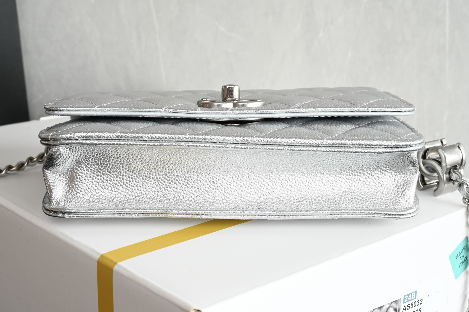 Classic Wallet On Chain (WOC) in Metallic Silver Grained Calfskin with Silver-Tone Hardware - Mocuir