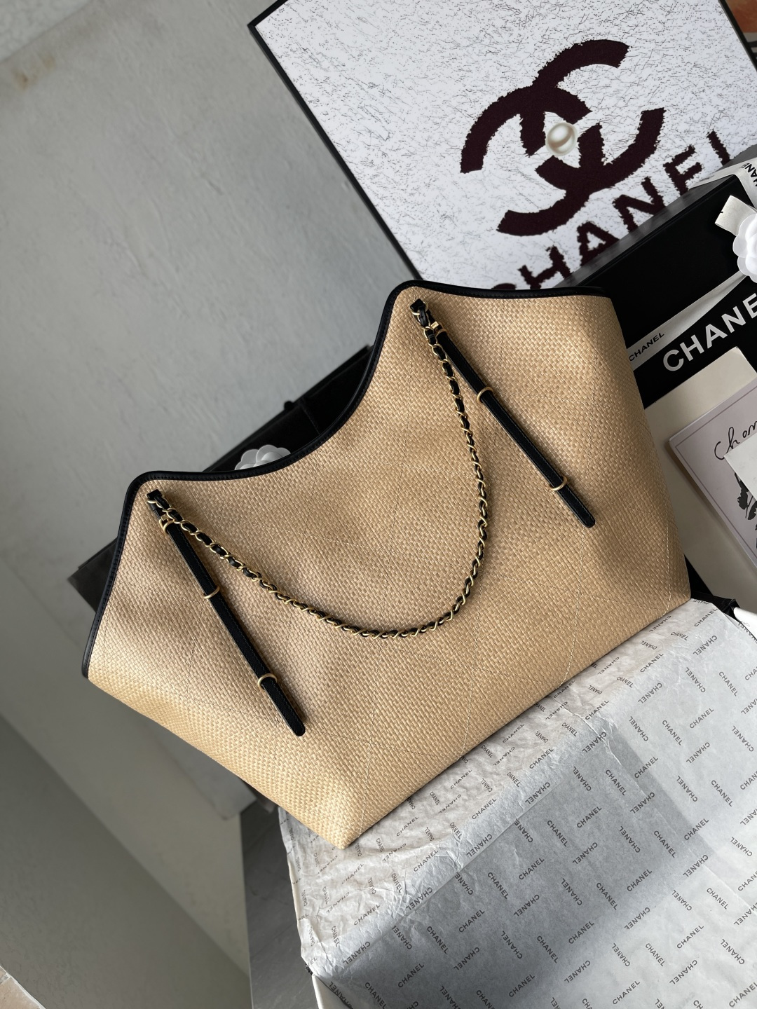 25C Beige Woven Straw Large Tote Handbag with Black Calfskin Trim and Gold-Tone Hardware - Mocuir