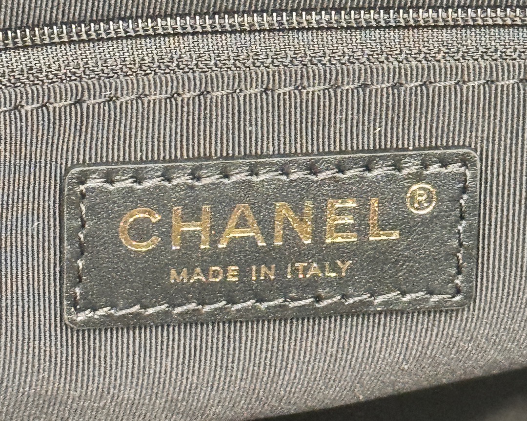 Quilted Waxed Calfskin Bowling Bag with Gold-Tone Hardware - Mocuir