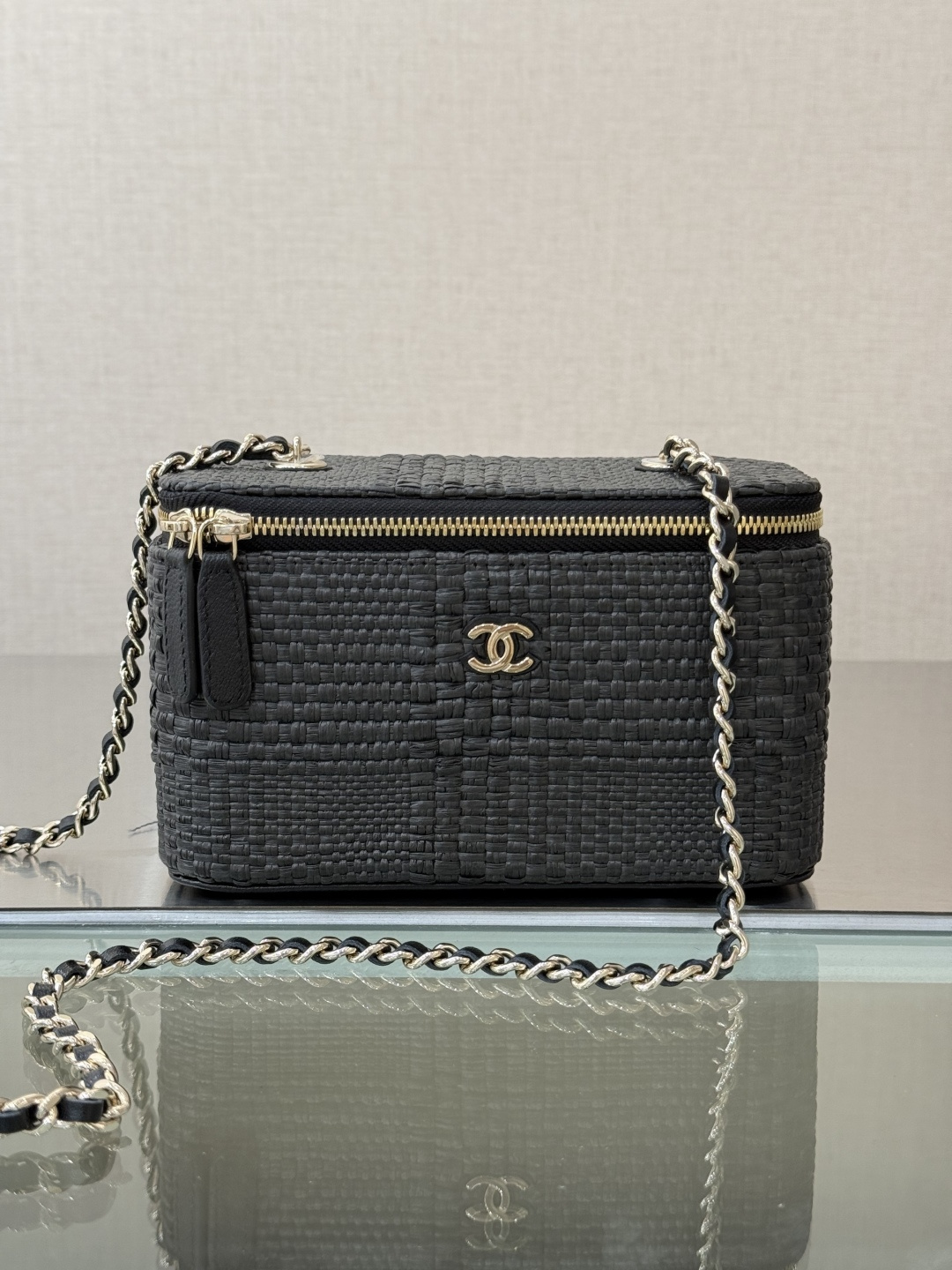 Cruise 2026 Black Woven Raffia & Calfskin Vanity Case Bag with Gold-Tone Hardware & Chain Strap - Mocuir