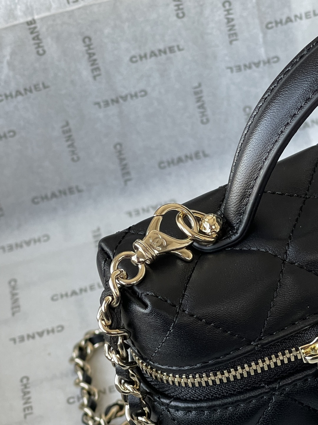 25C Classic Vanity Case with Chain（Black） - Mocuir