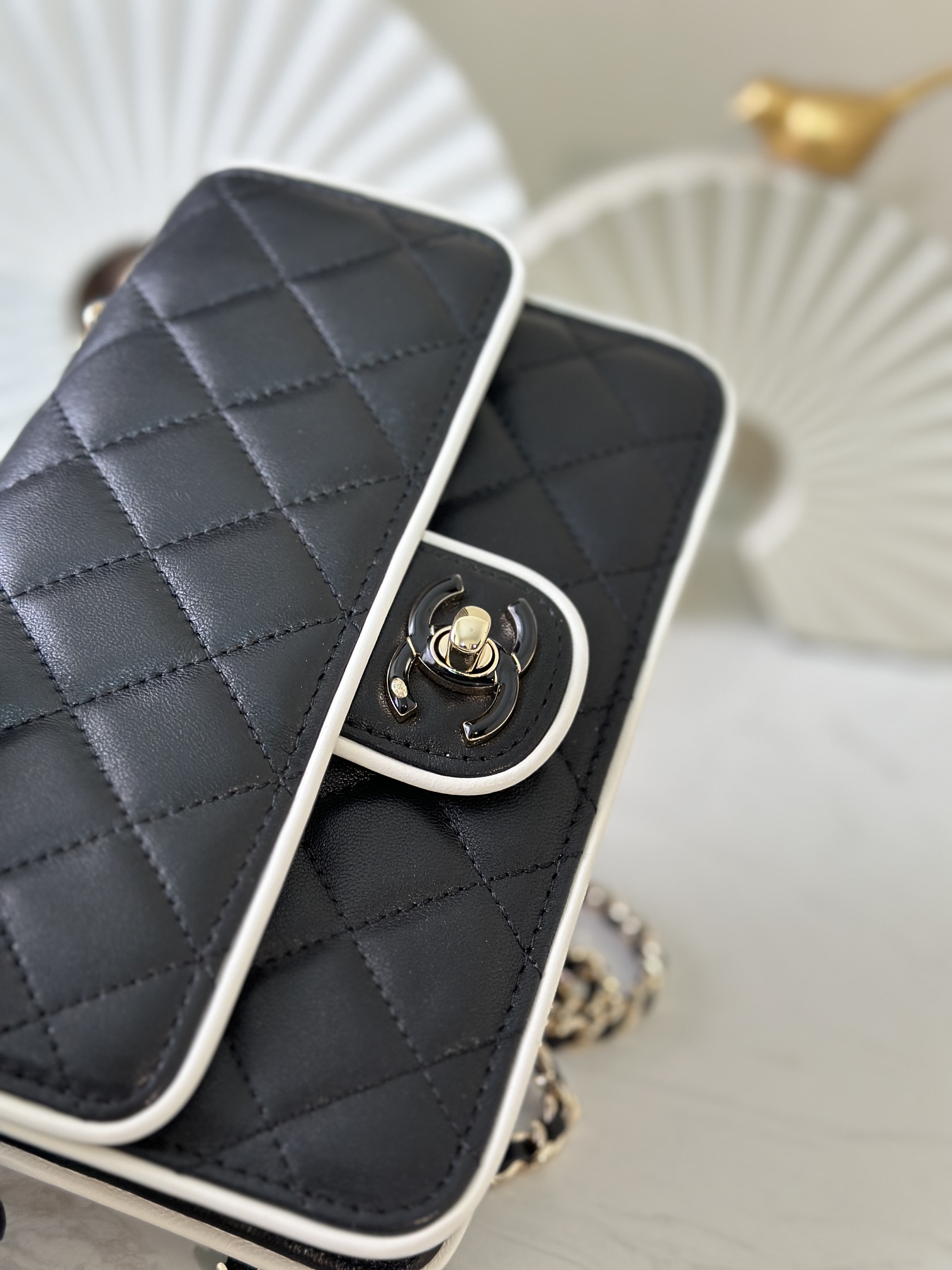 25P Mini Classic Flap with White Edge Piping - Mocuir