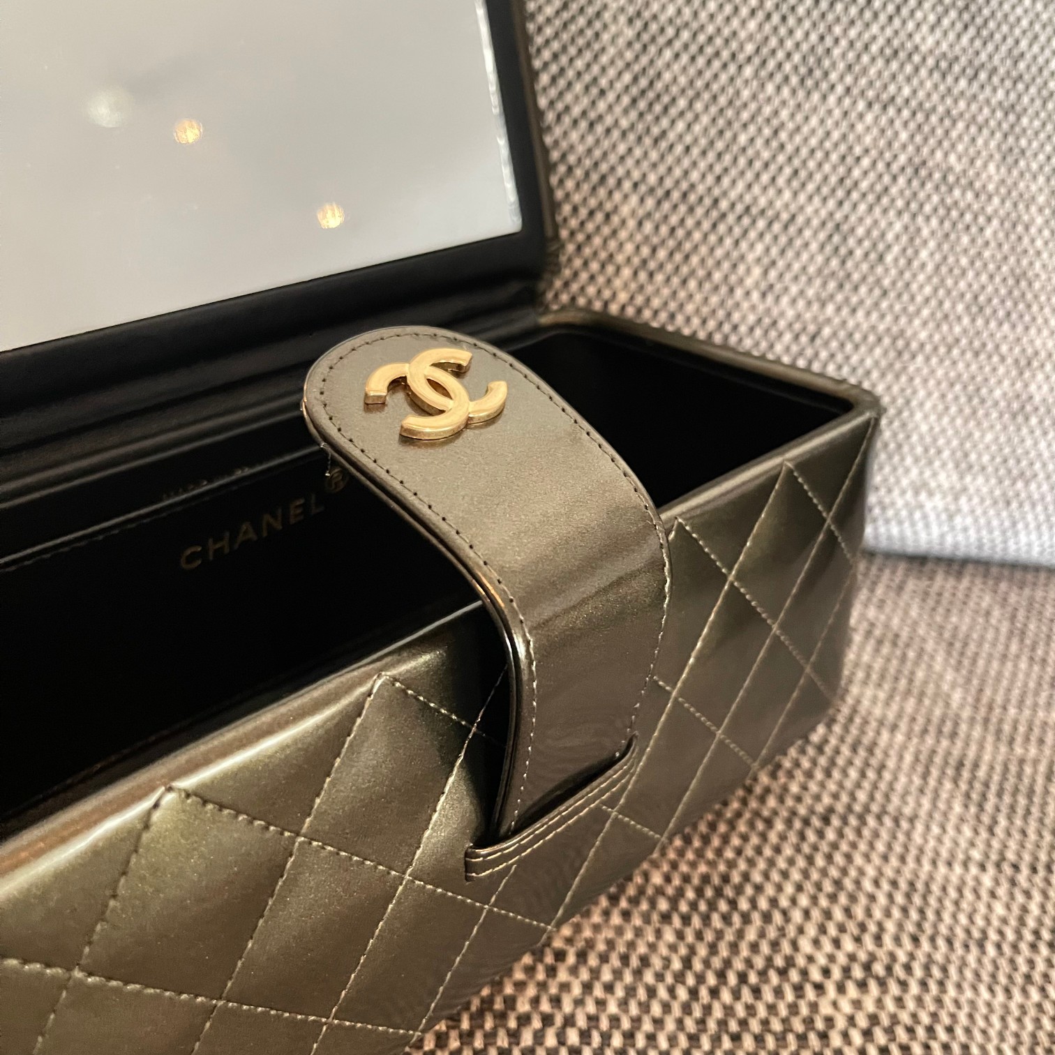 25C Long Quilted Patent Leather Vanity Case in Dark Olive Green - Mocuir