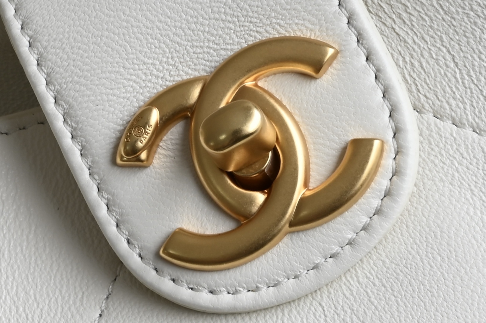 MAXI HOBO Bag in White Shiny Lambskin with Gold-Tone Hardware (Model AS5838) - Mocuir