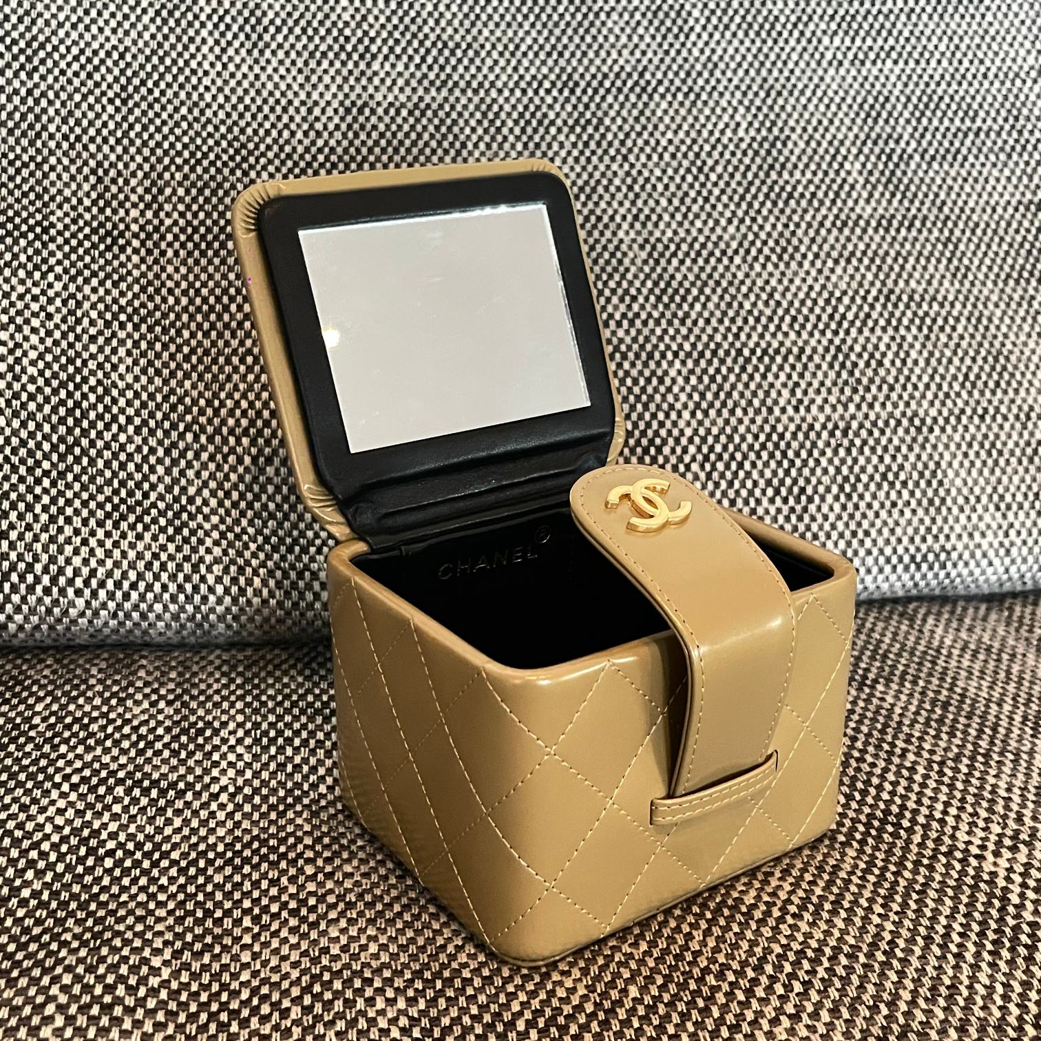 25C Small Vanity Case in Gold Patent Leather - Mocuir