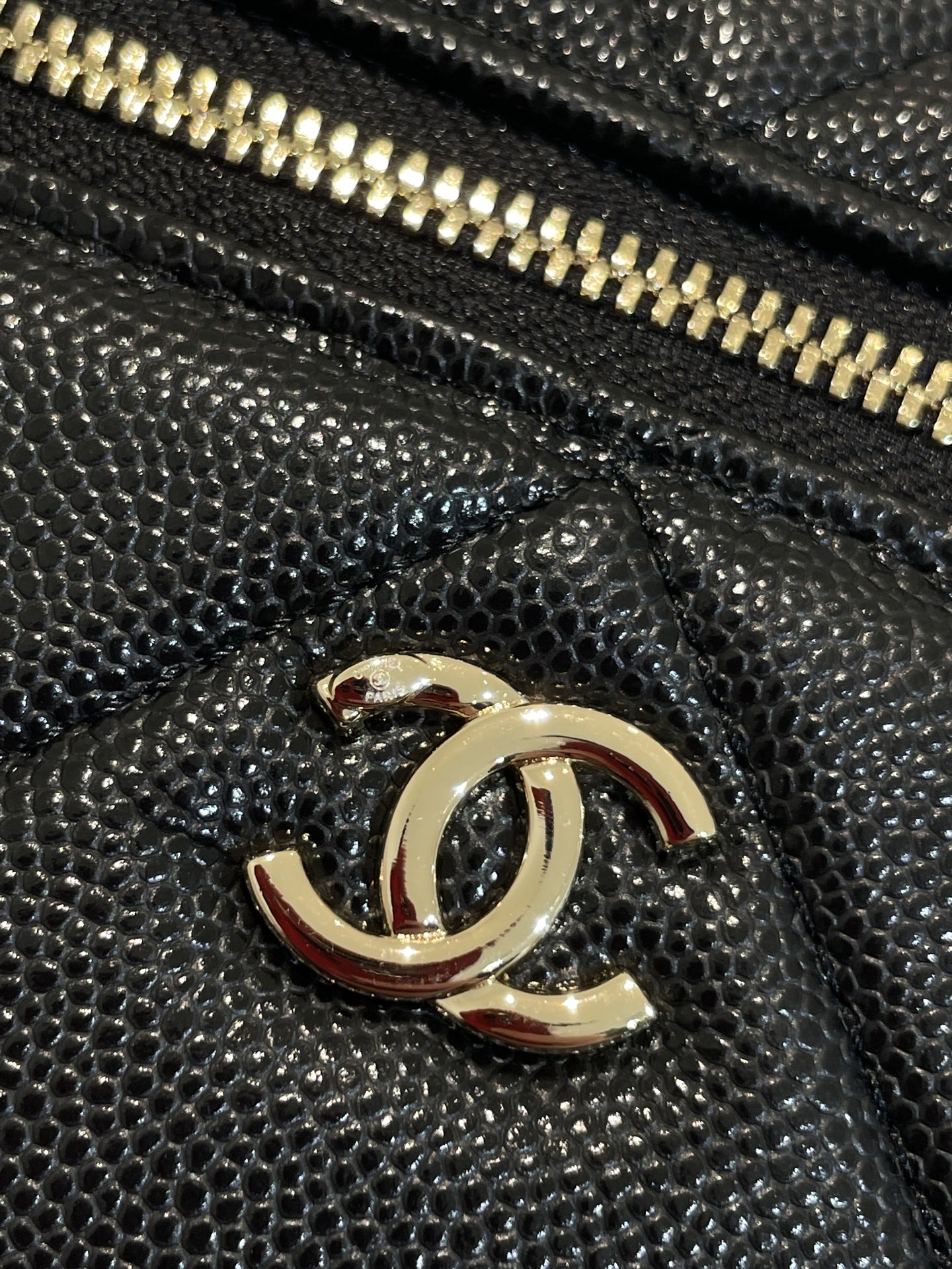 Black Quilted Caviar Calfskin Vanity Case with Top Handle and Gold-Tone Chain Strap - Mocuir