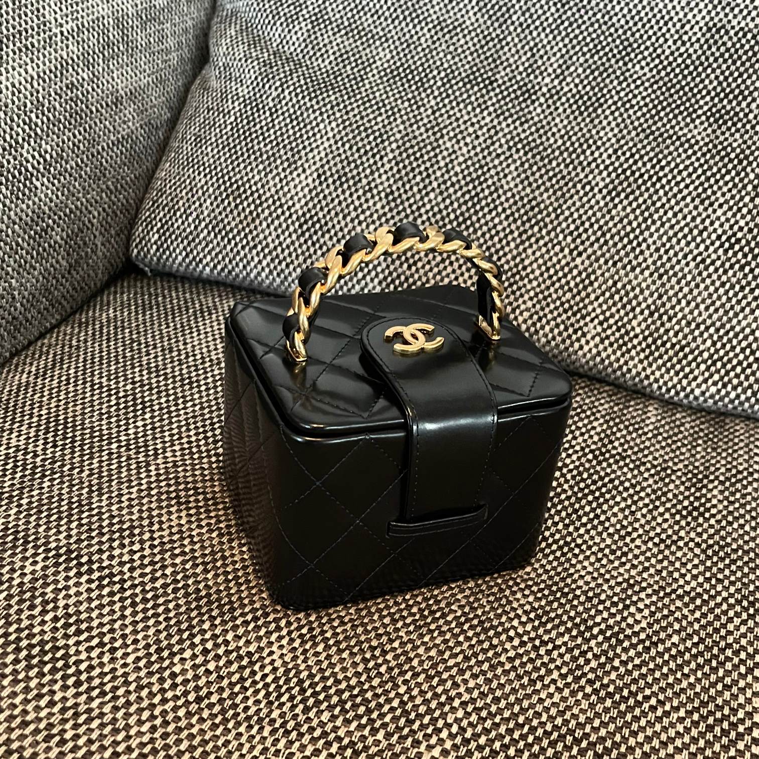 25C Small Quilted Lambskin Vanity Case in Black - Mocuir