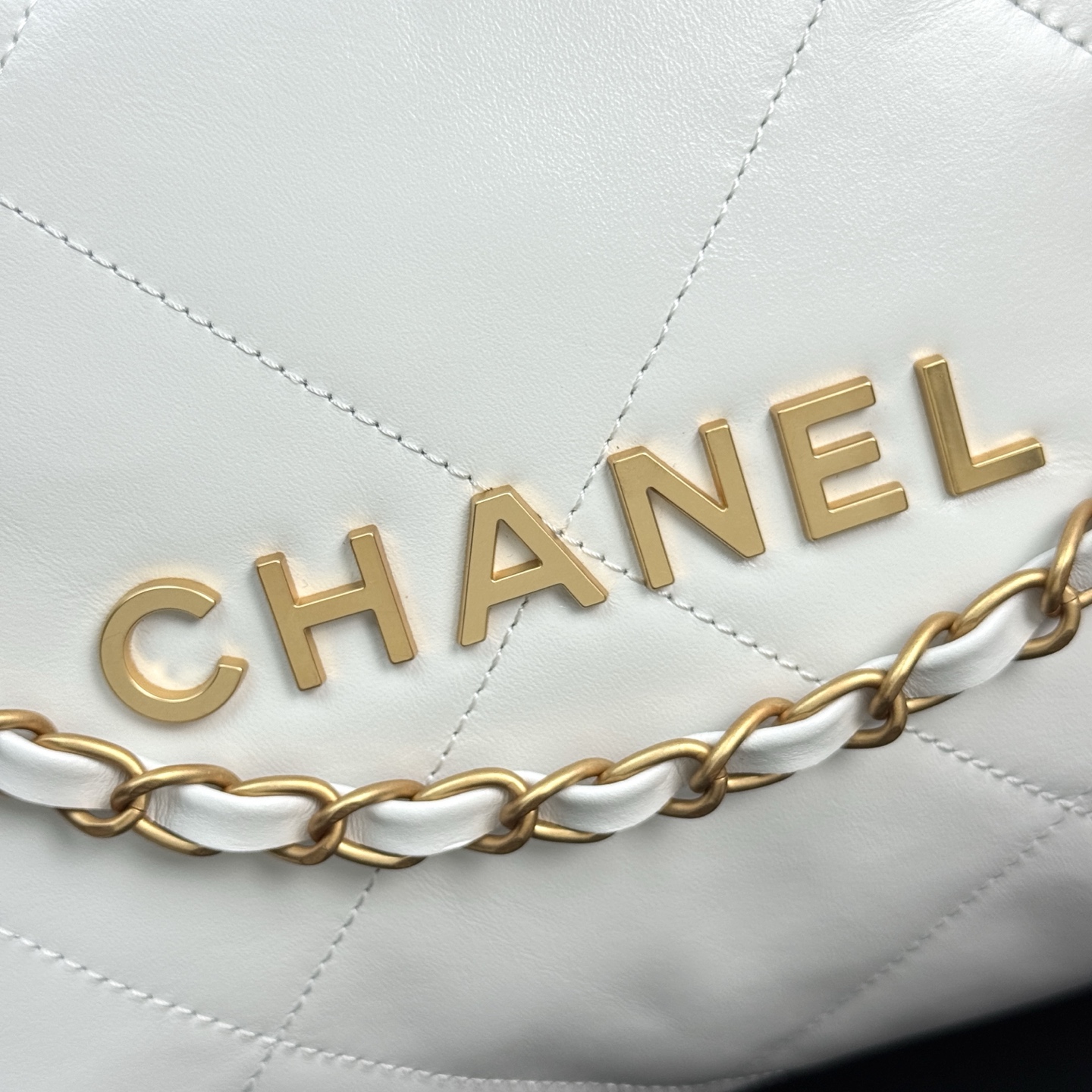 22 Bag Quilted Shiny Calfskin in White (Gold Hardware) - Mocuir