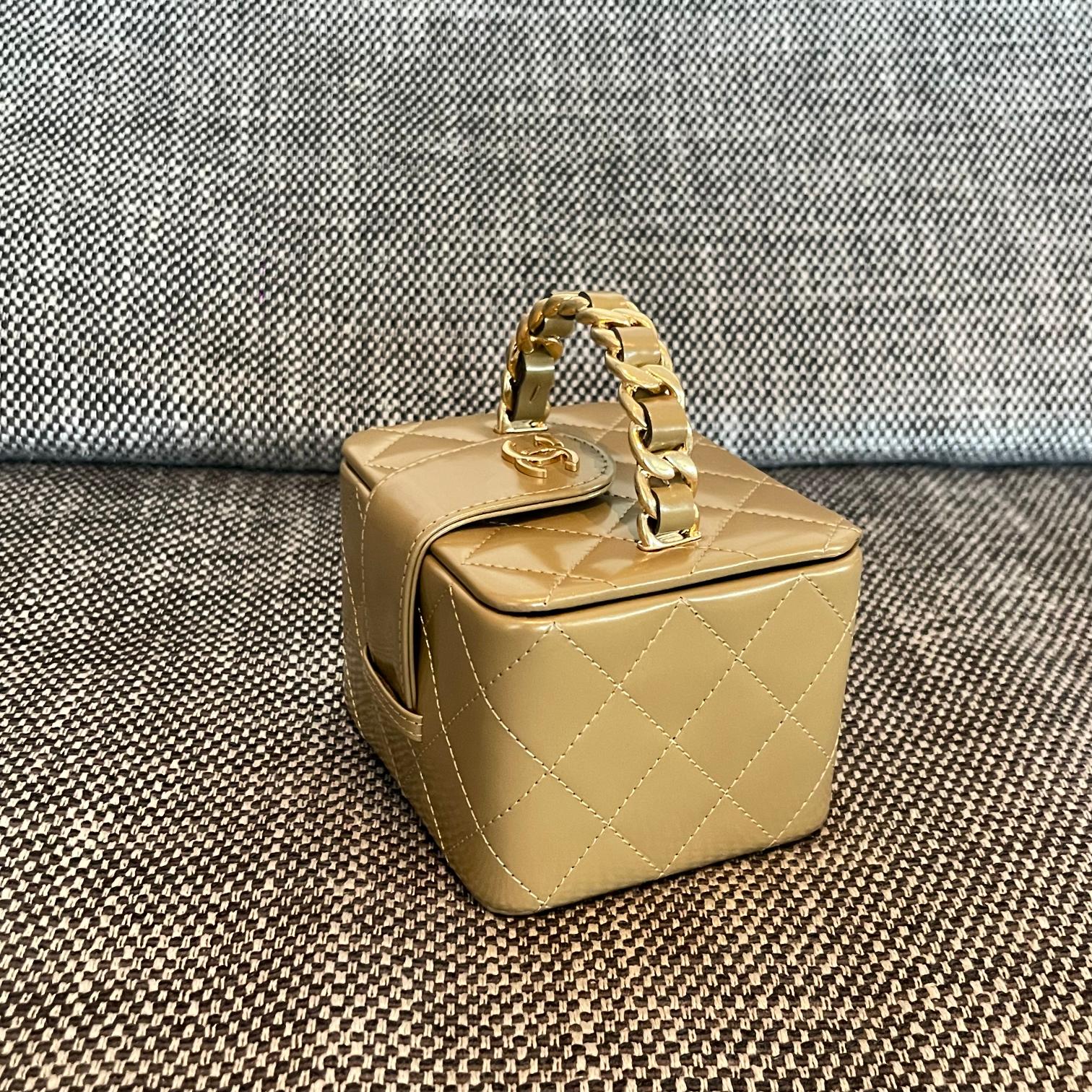 25C Small Vanity Case in Gold Patent Leather - Mocuir