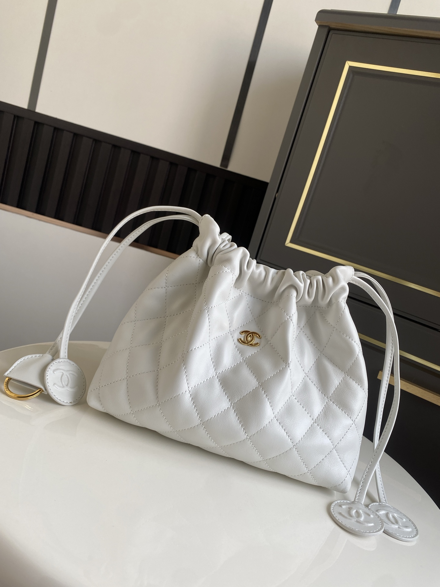 24BQuilted Lambskin Drawstring Hobo Bag（ White） - Mocuir