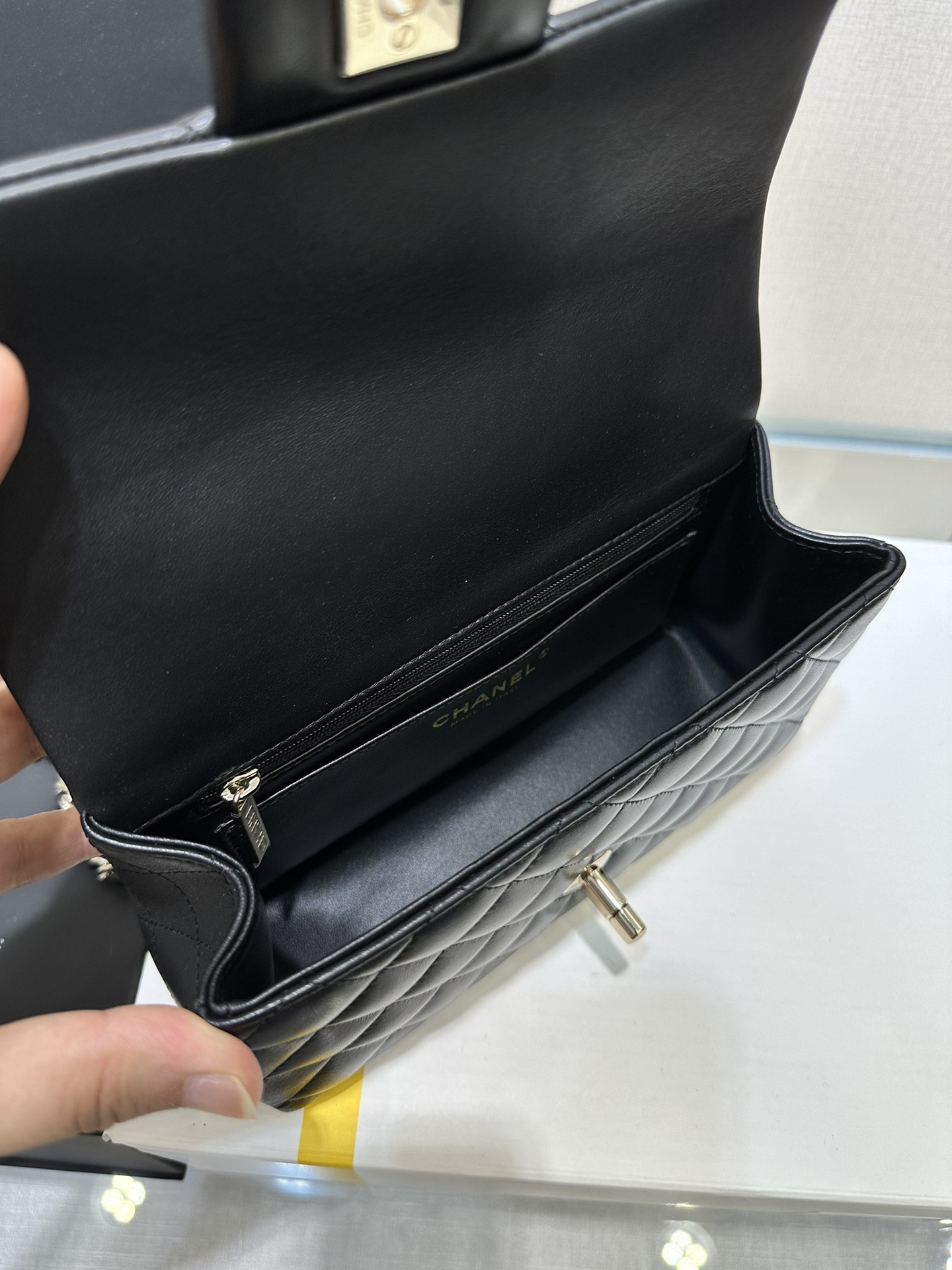 Mini Flap Bag with Top Handle（Black） - Mocuir