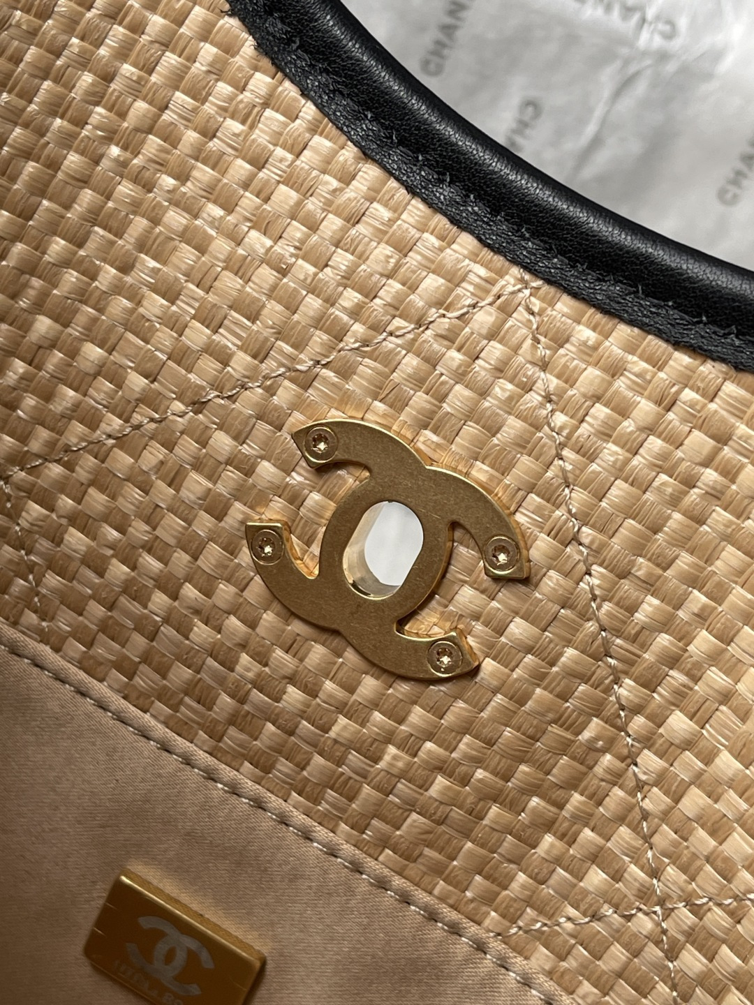 25C Beige Woven Straw Small Tote Handbag with Black Calfskin Trim and Gold-Tone Hardware - Mocuir