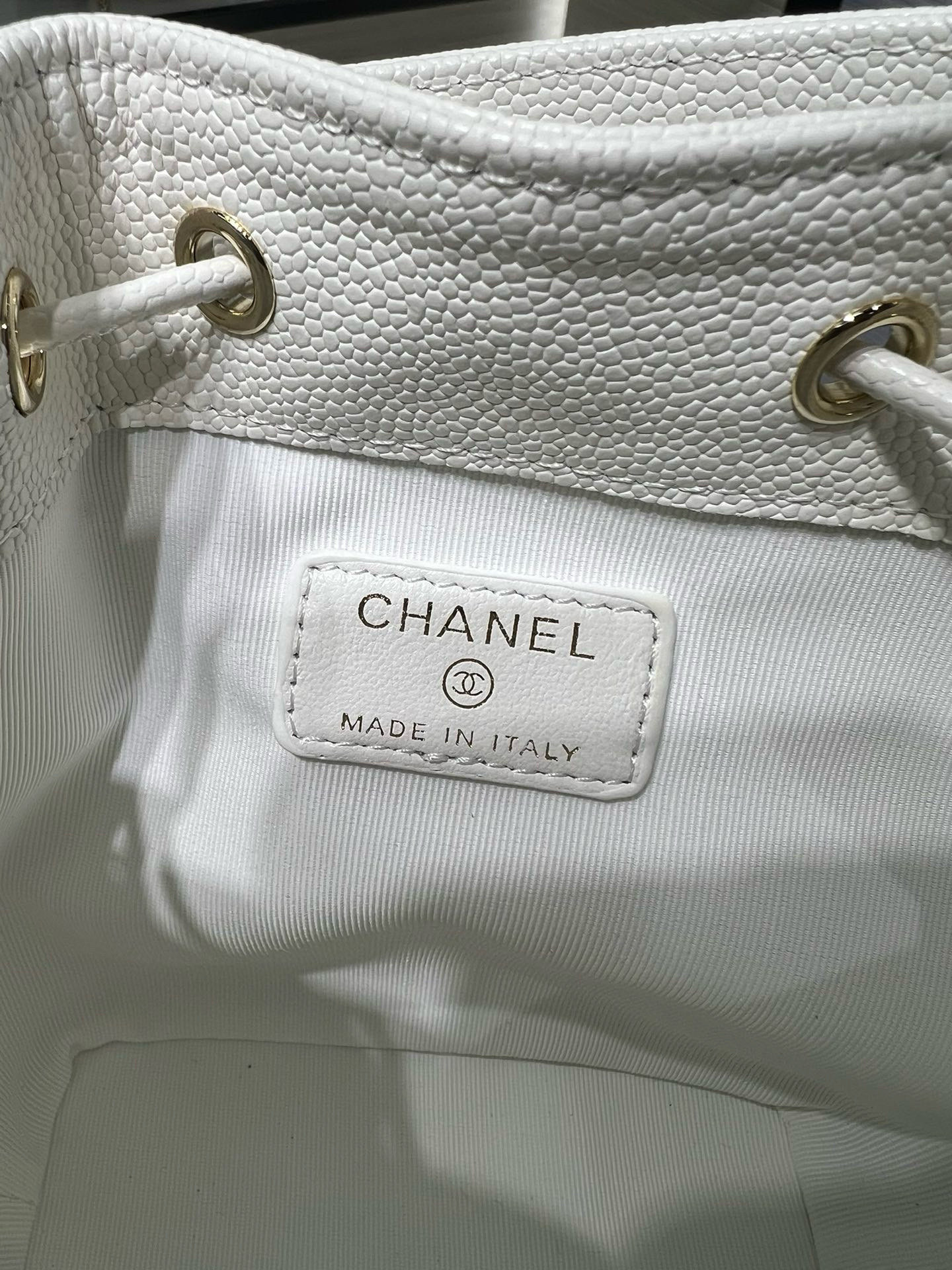 Small Drawstring Bucket Bag in White Quilted Grained Calfskin with Gold-Tone Metal (Model AP4775) - Mocuir