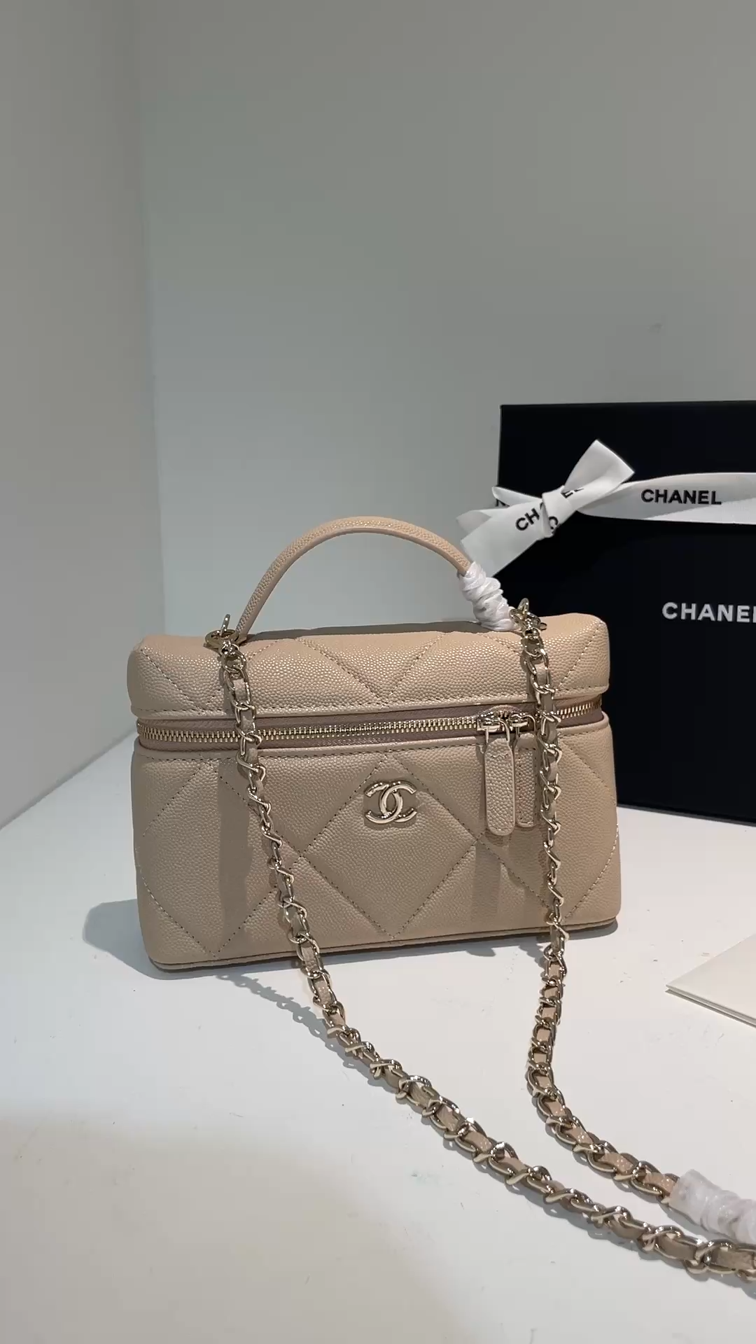 Beige Quilted Caviar Calfskin Vanity Case with Top Handle and Gold-Tone Chain Strap - Mocuir