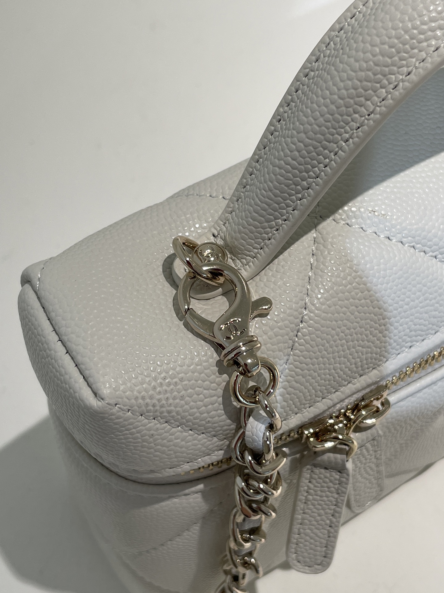 White Quilted Caviar Calfskin Vanity Case with Top Handle and Gold-Tone Chain Strap - Mocuir