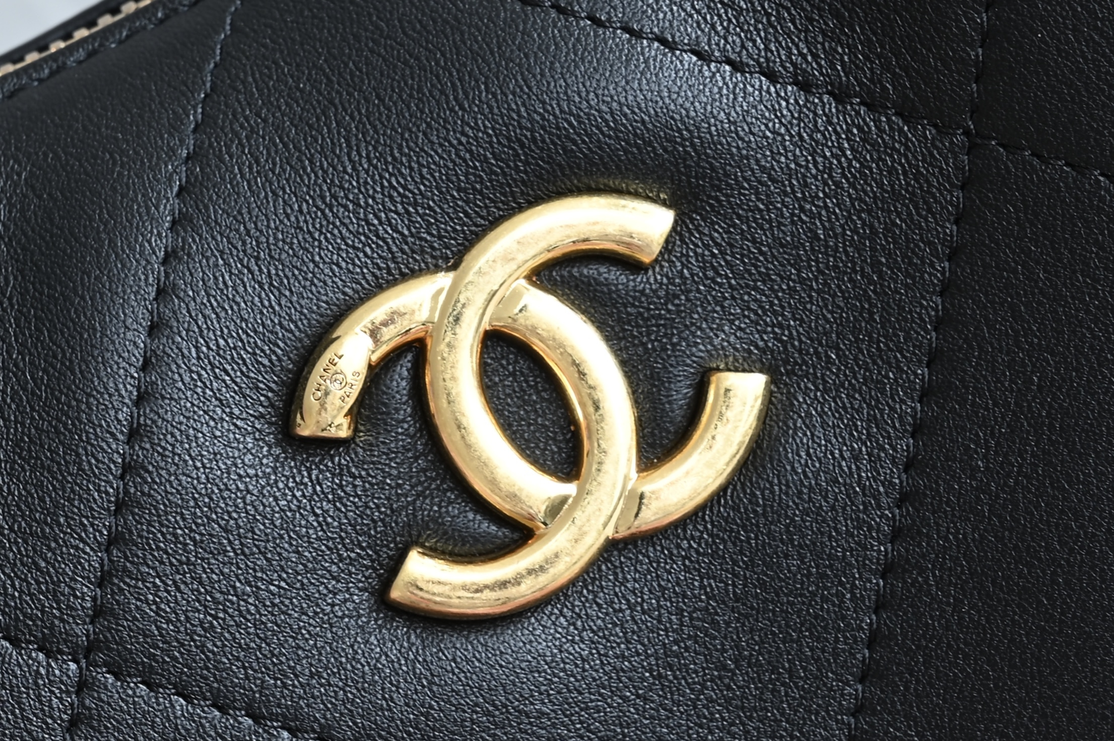 25K Hobo Bag in Black Shiny Calfskin with Gold-Tone Hardware (AS5311) - Mocuir