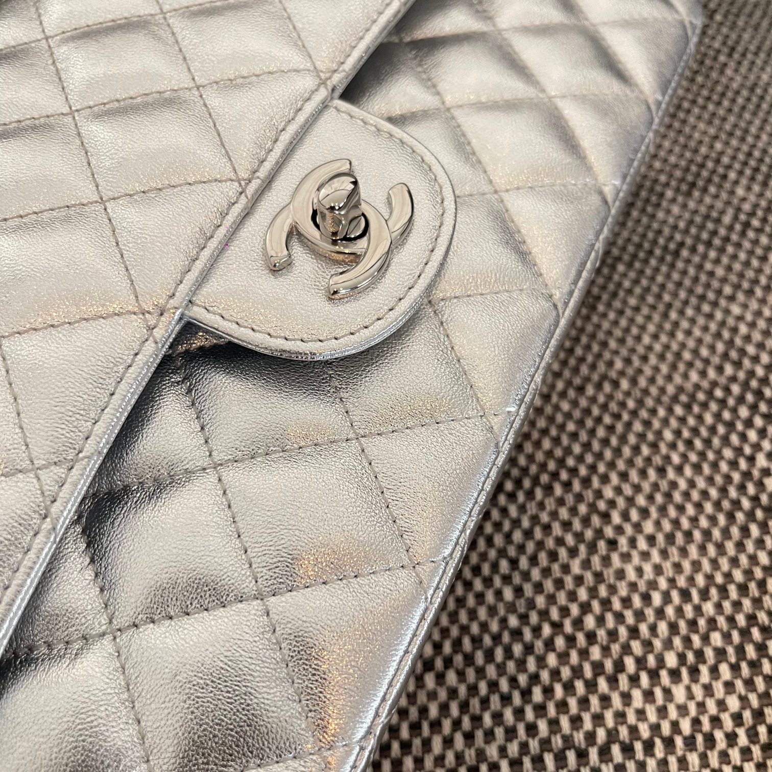 Classic Flap Quilted Metallic Lambskin Shoulder Bag in Silver (Silver Hardware) - Mocuir