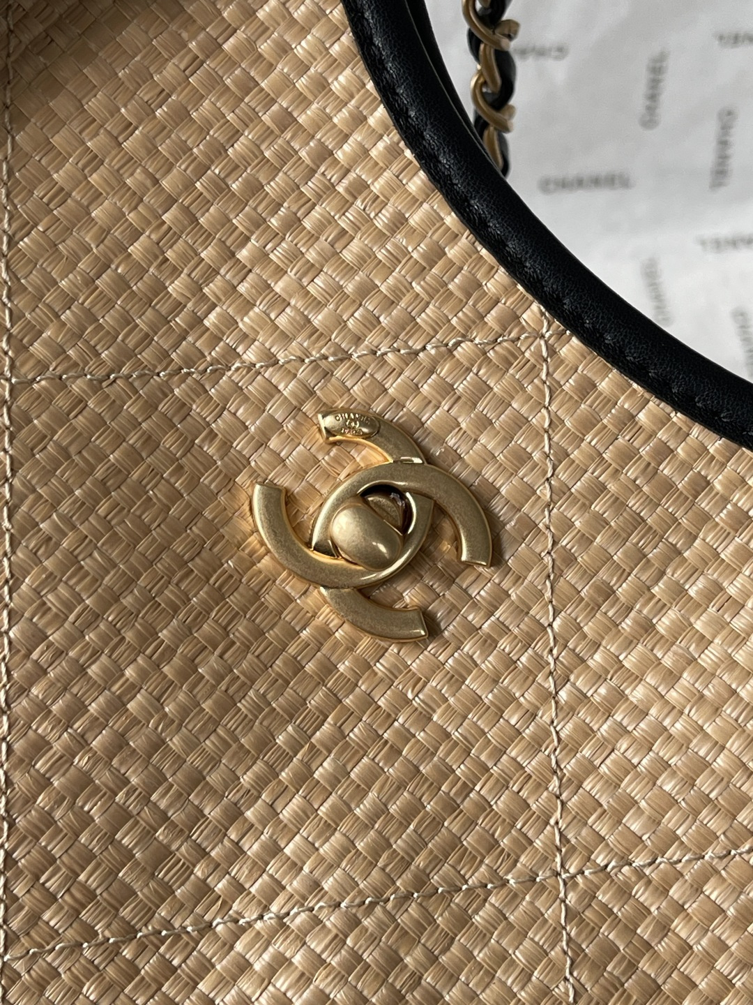 25C Beige Woven Straw Small Tote Handbag with Black Calfskin Trim and Gold-Tone Hardware - Mocuir