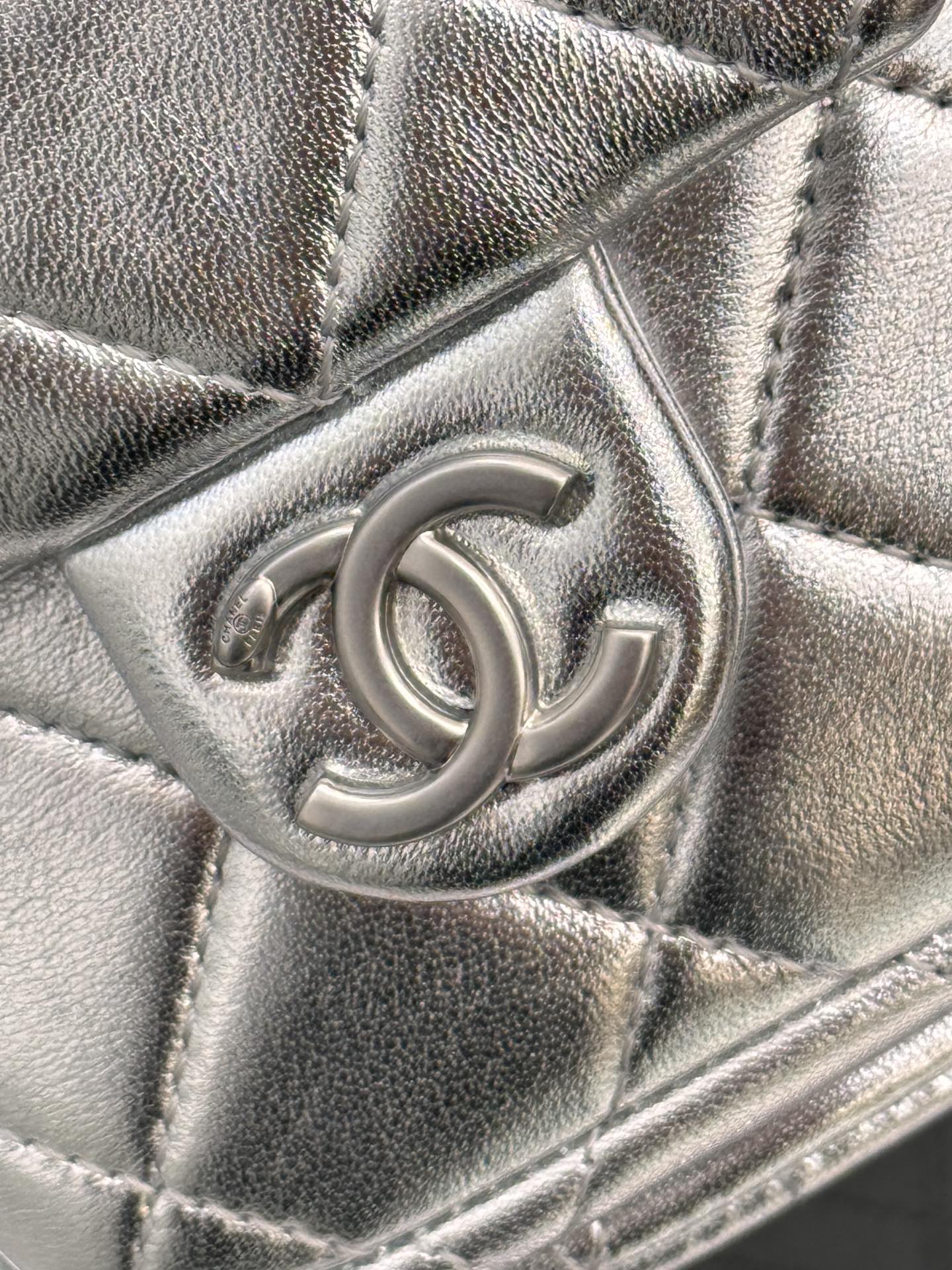 Drawstring Bucket Backpack（Metallic Silver） - Mocuir