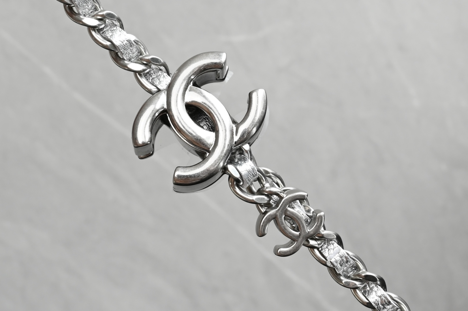 Classic Wallet On Chain (WOC) in Metallic Silver Grained Calfskin with Silver-Tone Hardware - Mocuir