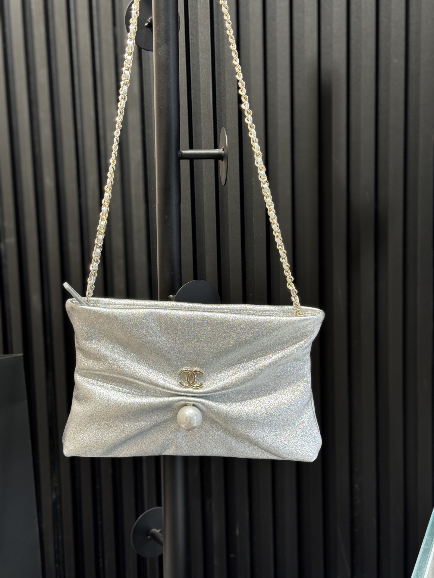25S Spring-Summer Iridescent Lambskin Ruched Chain Shoulder Bag with Pearl & Gold Hardware (Model AS5130) - Mocuir