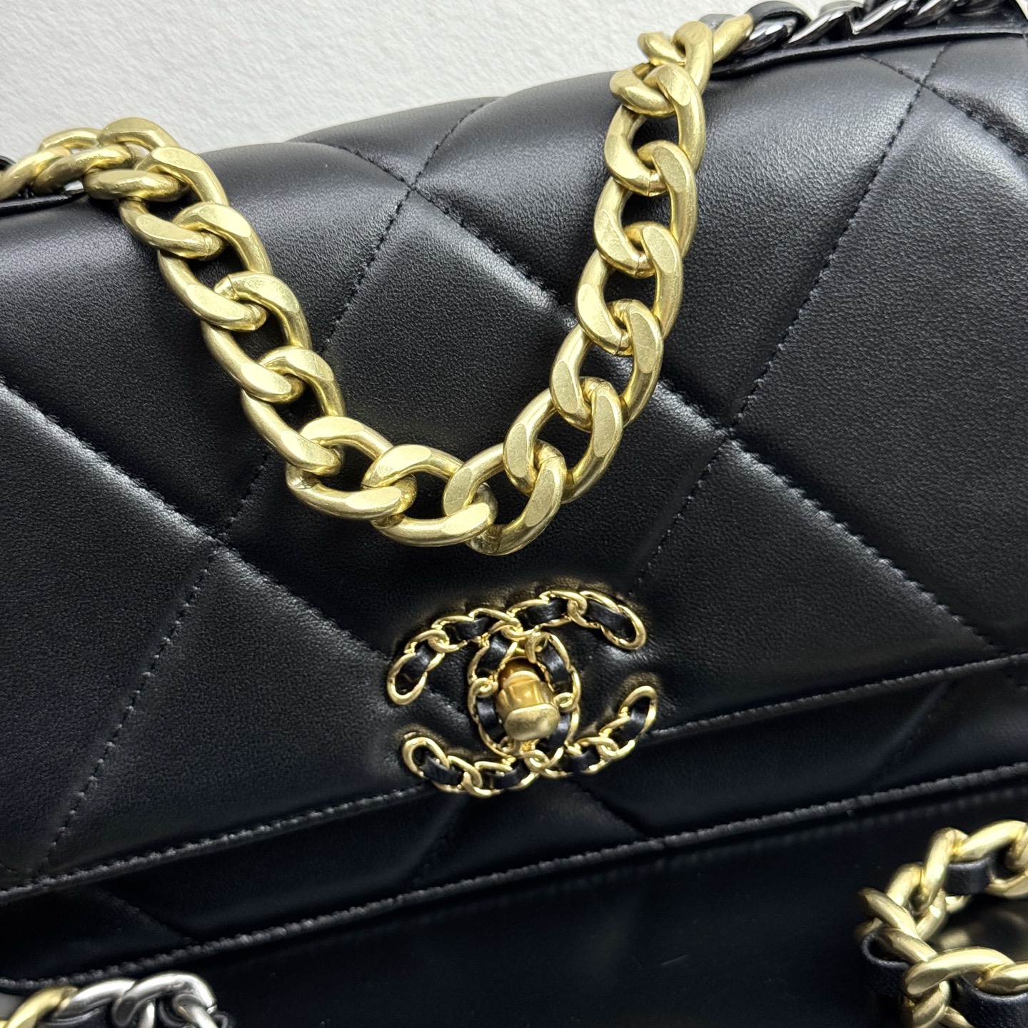 19 WOC Quilted Lambskin Shoulder Bag in Black (Tri-Tone Hardware) - Mocuir