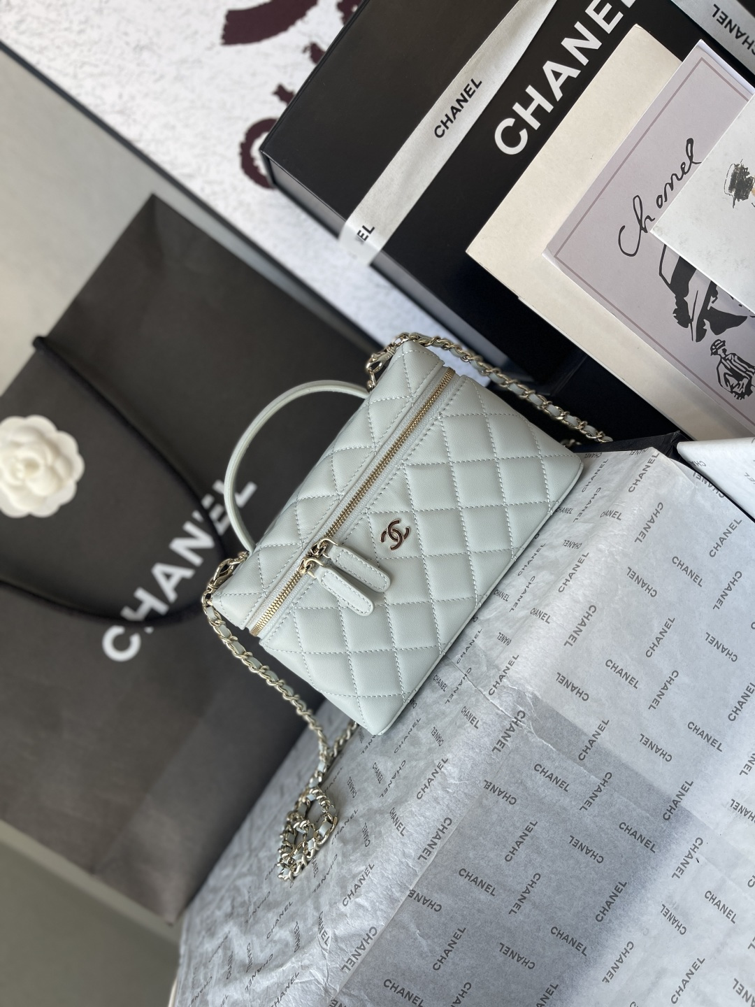 25C Classic Vanity Case with Chain（White） - Mocuir