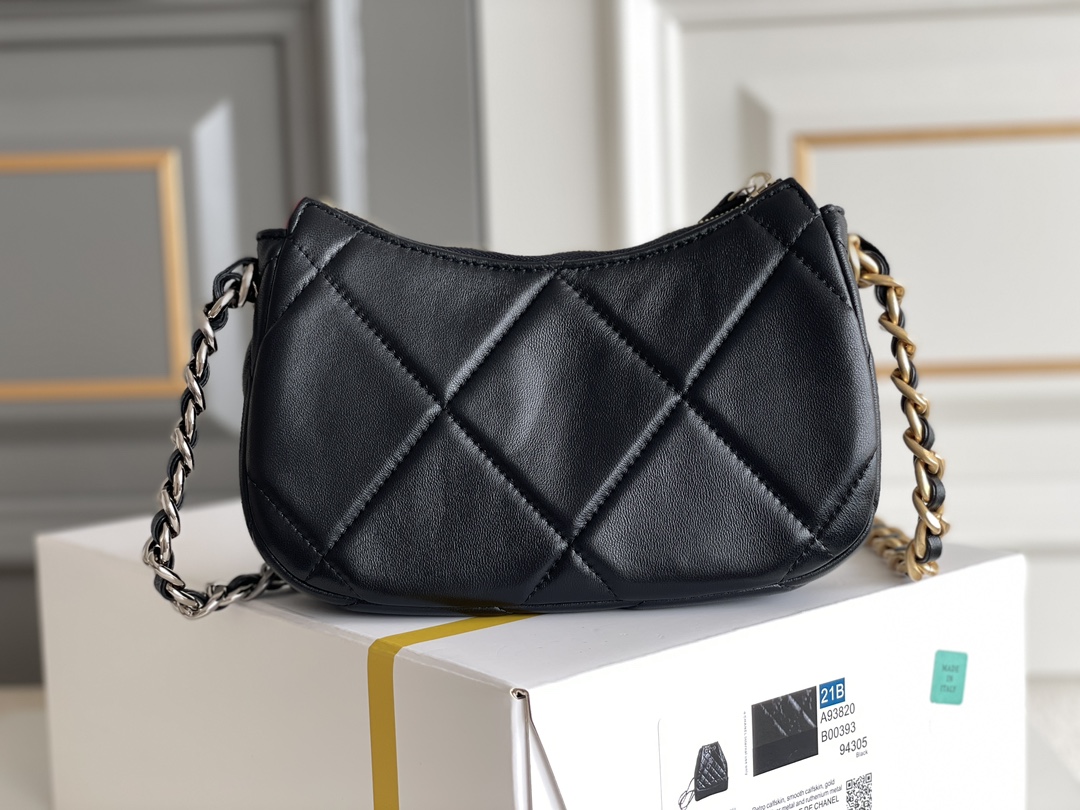 23K Hobo Bag in Black Quilted Lambskin with Aged Gold-Tone Hardware (Model AS4422) - Mocuir