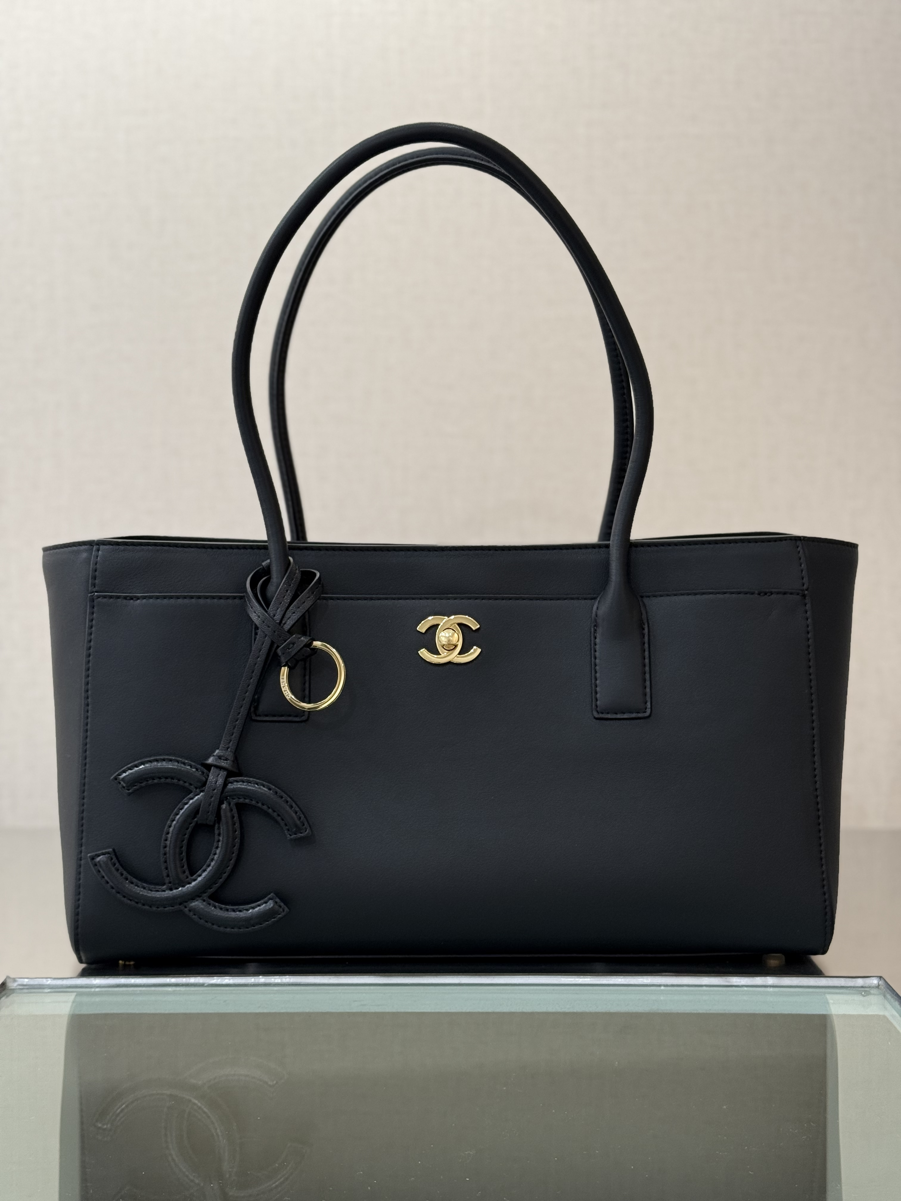 26S Black Smooth Calfskin Cerf Executive Shopper Tote Bag with Gold Hardware - Mocuir